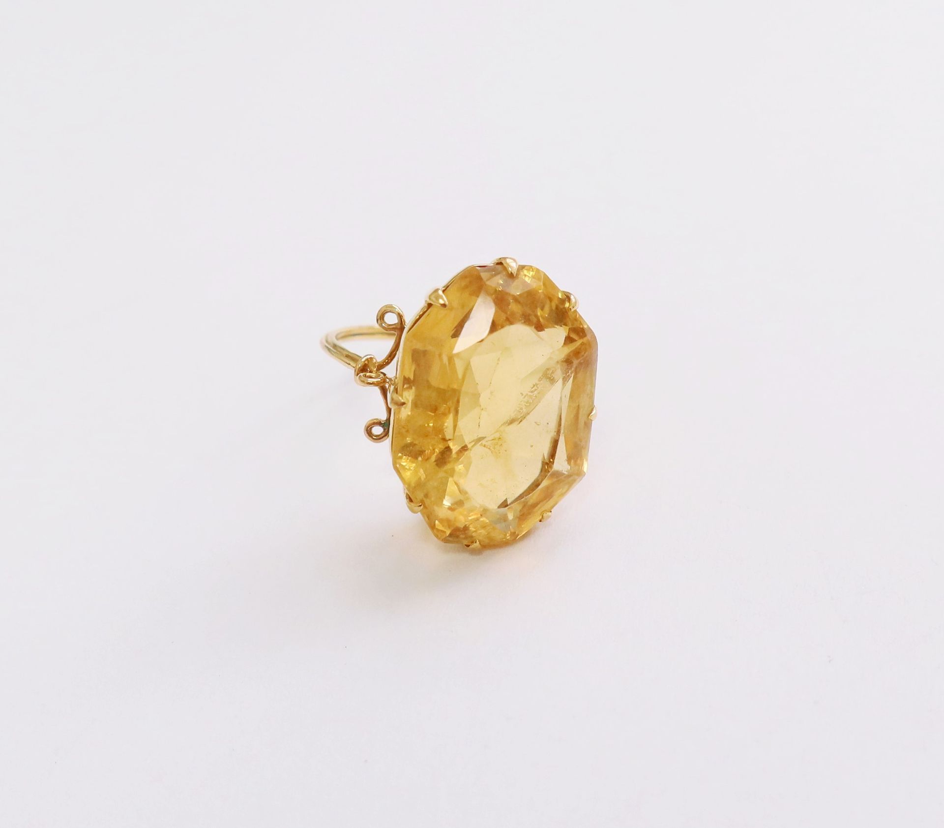 Null 18K（750）金戒指，镶嵌有八角形的黄水晶。手指大小：51。毛重：5.3克（冲击，开霜）。