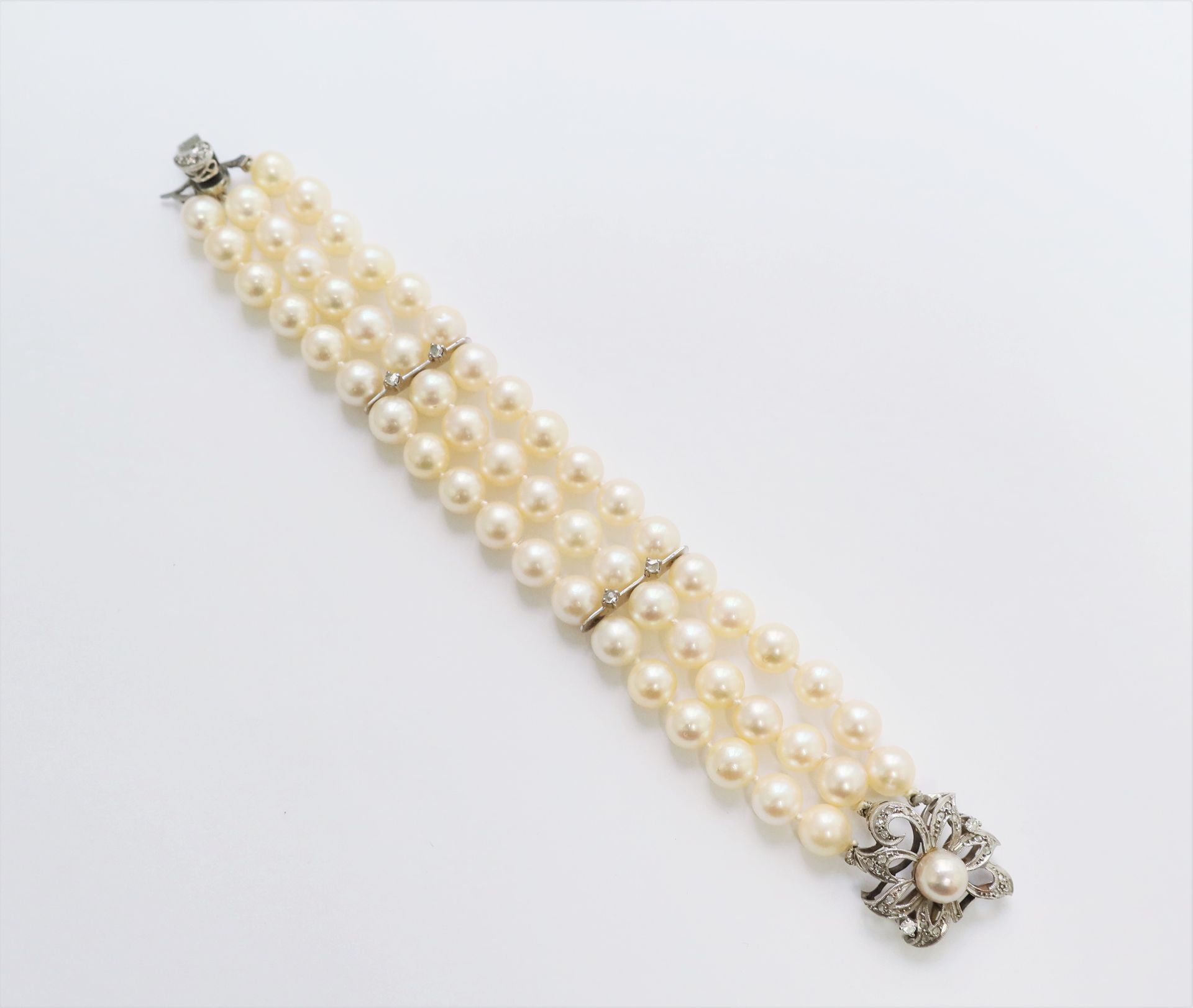 Null 手链有3排养殖珍珠，18K（750）白金花扣，镶嵌圆形玫瑰切割和8/8钻石。长度：17厘米左右。毛重 : 44,6 g