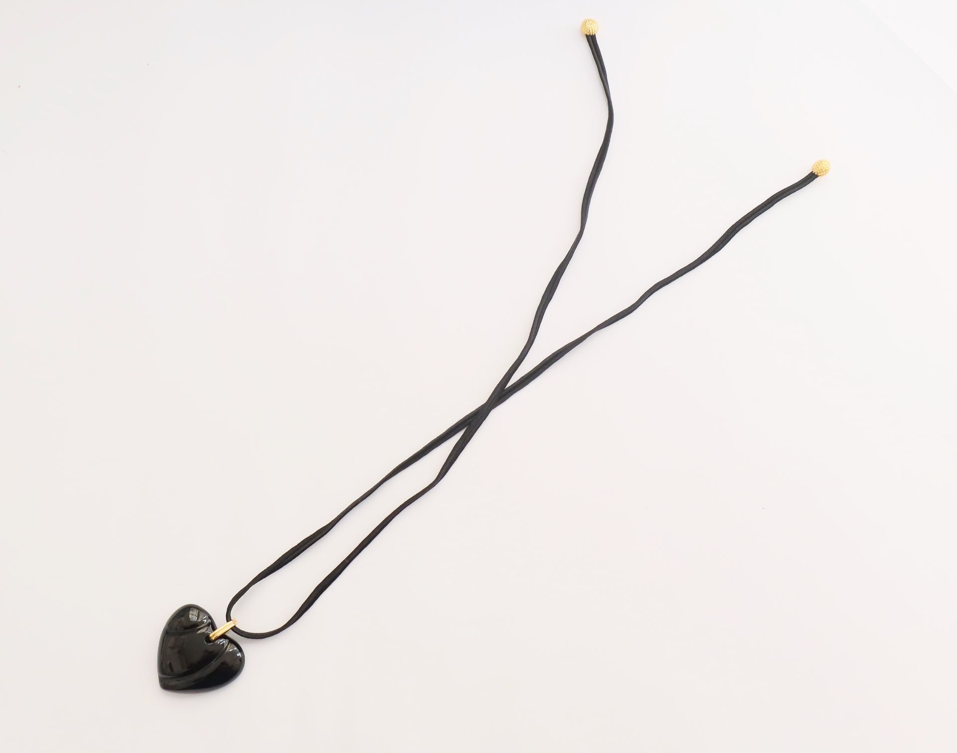Null BACCARAT. Black crystal heart-shaped pendant, sliding on a silk link. Signe&hellip;