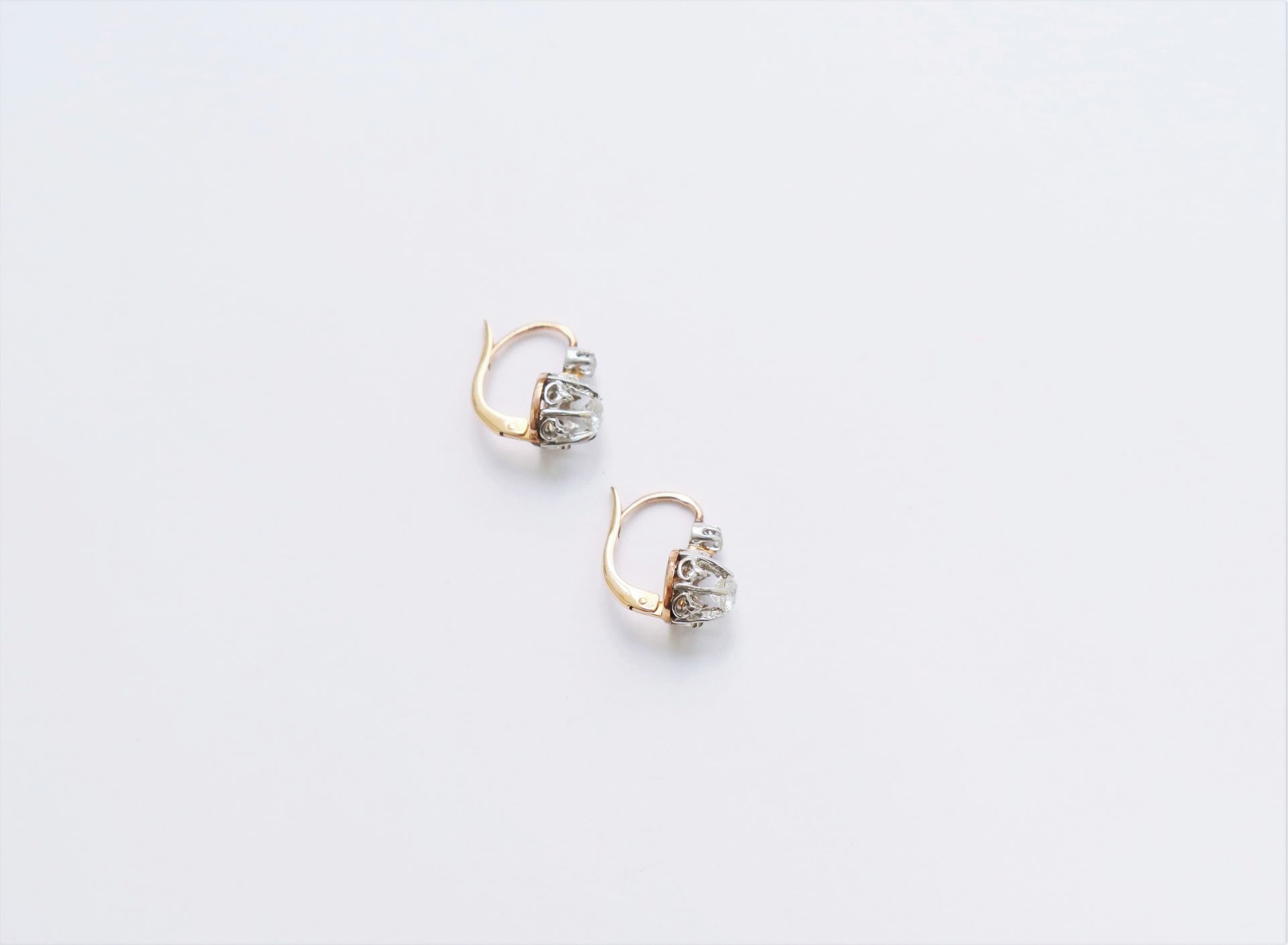 Null 一对18K(750)金卧蚕耳环，每只都镶嵌了2颗钻石，一只为老式切割，另一只为玫瑰式切割。高度：约13毫米。毛重：3.5克（震荡）。