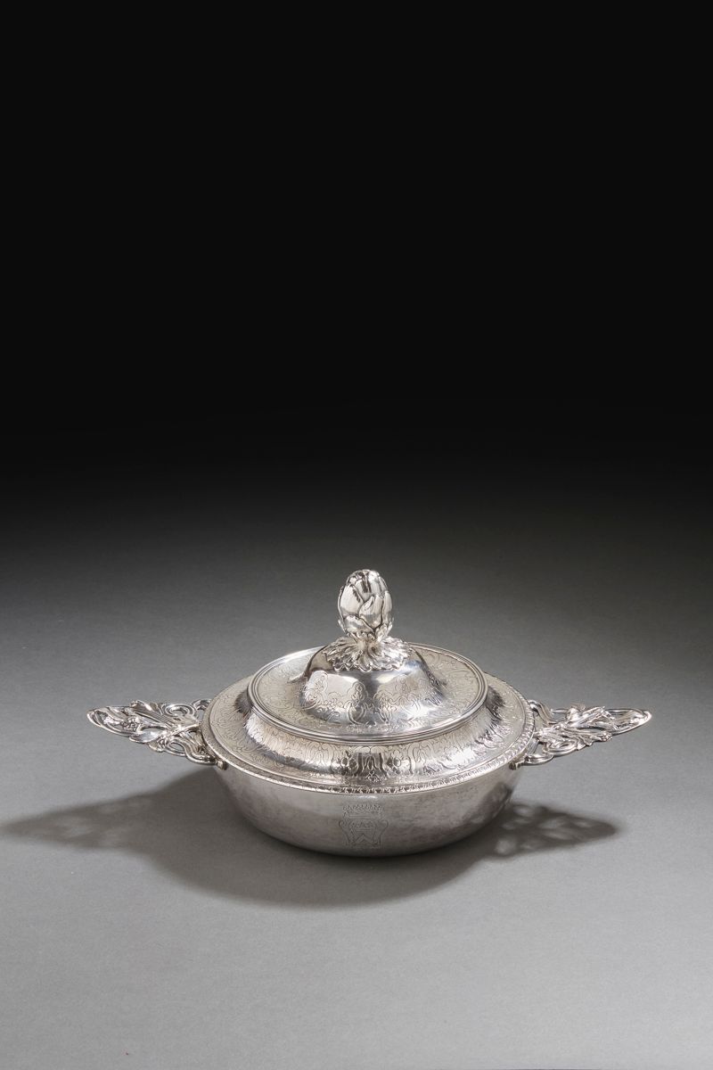 Null BRIOUDE约1770年-
克莱蒙-费朗公爵府银质盖碗，上面刻有耳朵。朴素的主体上刻有伯爵的纹章，铸银的耳朵是镂空的，多叶的，刻有石榴叶和水果的图案&hellip;