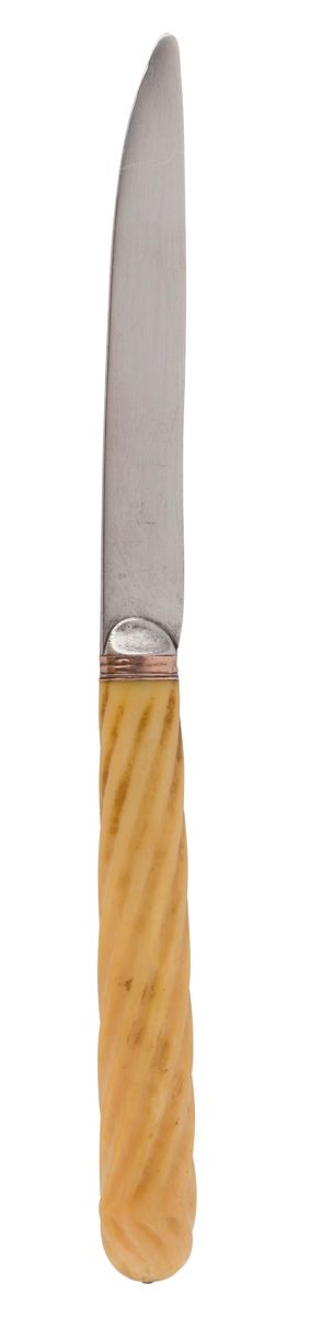 Null VERSAILLES 1775 -
1780象牙手柄和银色刀片的甜点
刀
。
金匠大师：未确定的
切割者
的标记
总重量：40.8克-长度：20.1厘&hellip;