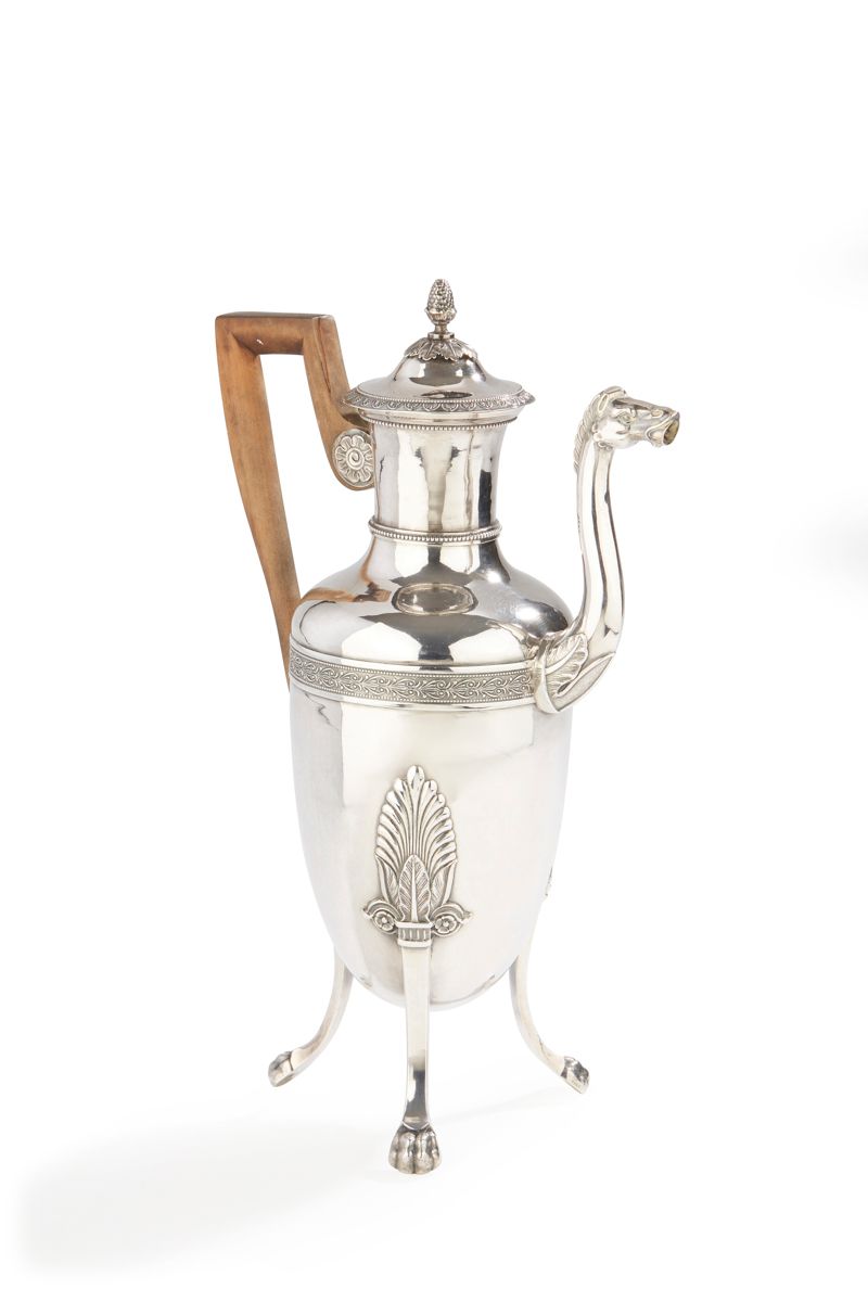 Null PARIS
1809Dreiarmige
Kaffeekanne
aus Silber, die auf Löwentatzen und Akanth&hellip;