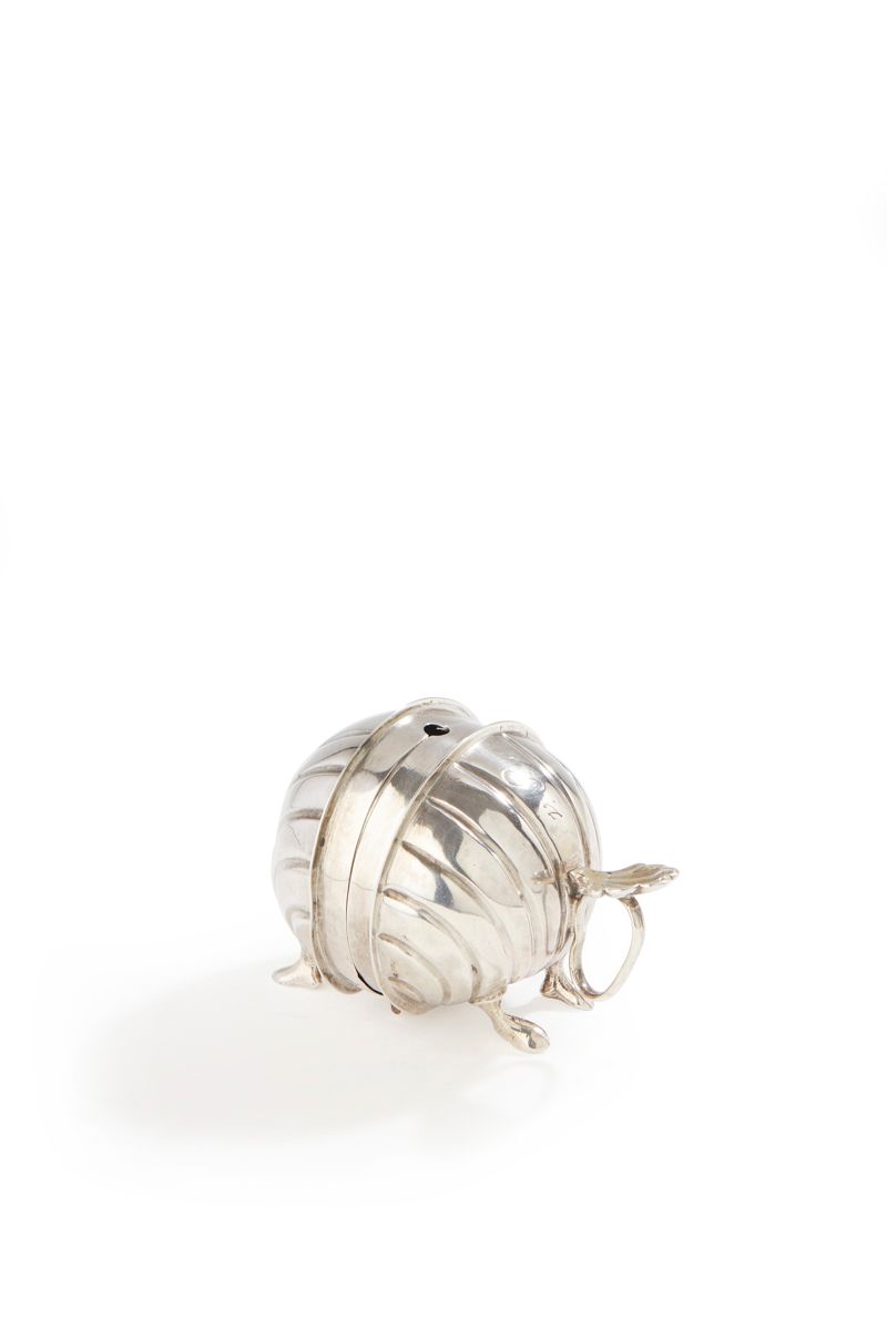 Null 归于AUGSBURG 18
世纪银
制蜡灯
，置于四只脚上，灯体上压印有小圆点和花纹的VP。拇指托是一个带有侧环的外壳。
金匠大师：身份不明重量
：1&hellip;