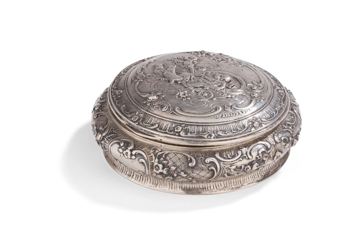 Null HANAU 19
世纪银铰链圆形火药
盒，
内部是镀金的，有罗盖尔框架中的战车上的普蒂装饰
。

重量：237克 - 直径：11.7厘米