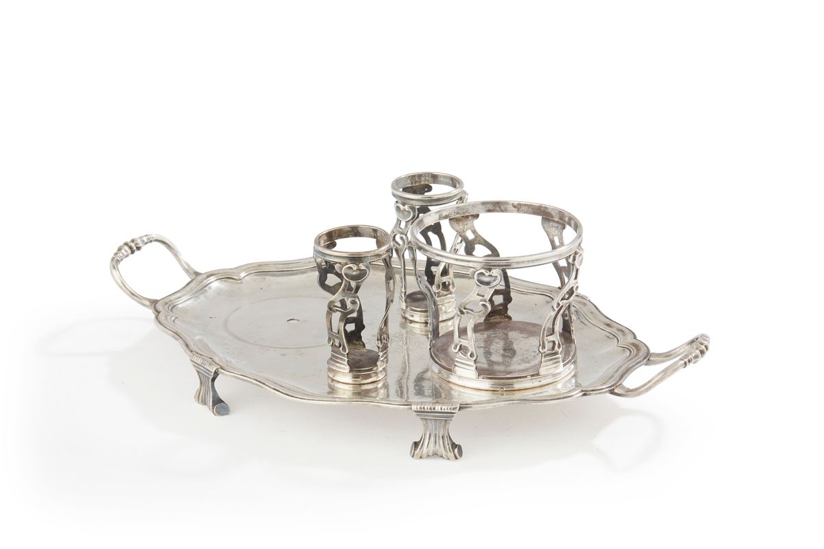 Null PARIS 1749 -
1750Silver handle
holder
resting on a four-legged poly-lobed t&hellip;