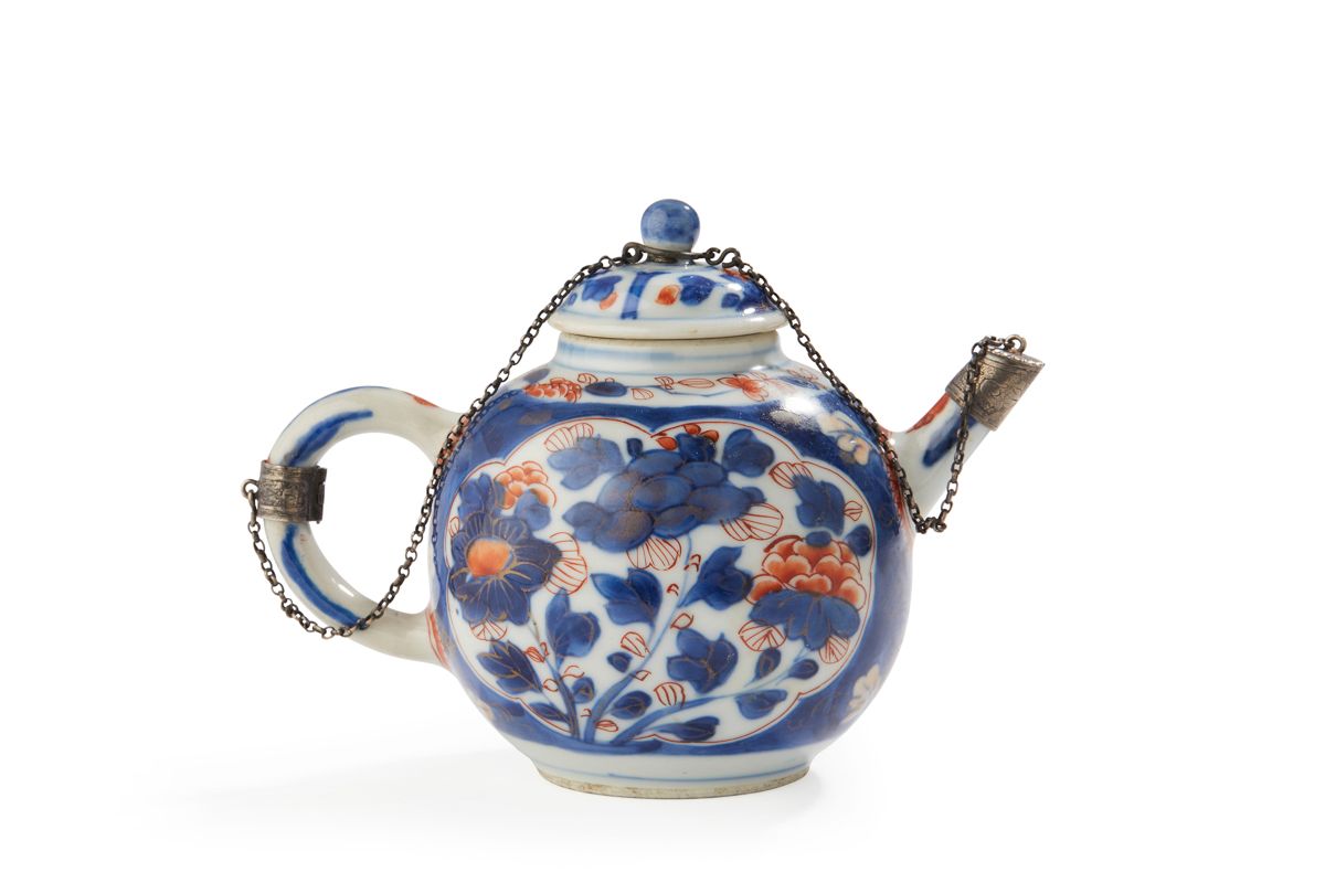 Null 巴黎 1717 -
1722中国瓷器球状
茶壶
，有伊玛瑞装饰，银质安装：盖子，链子和手柄上的环，在阿玛蒂背景上刻有叶子
。

状态
：瓷器上有旧的修&hellip;