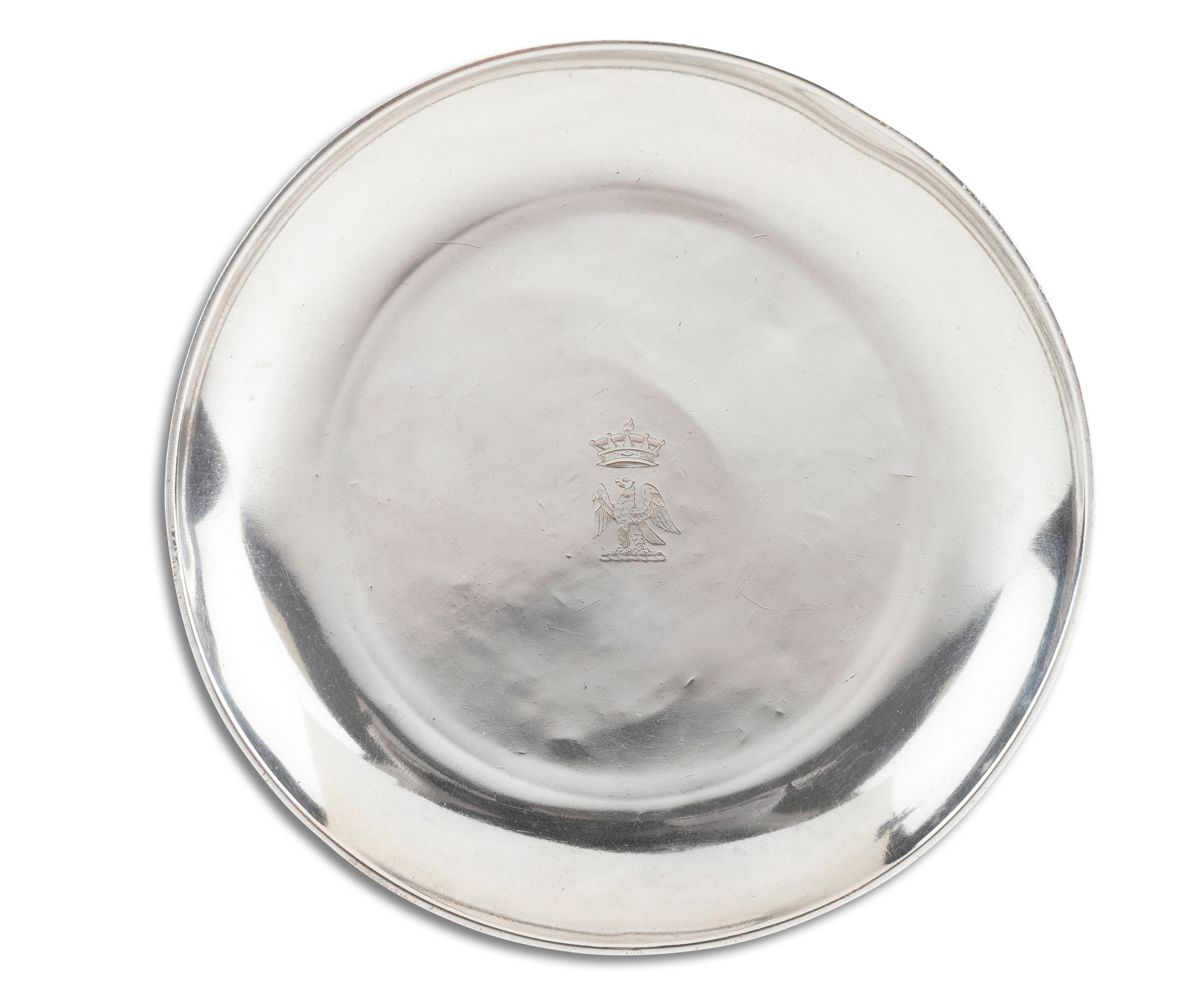 Null 巴黎 1819 -
1838 银质杯架，圆形，放置在一个框架上，中间刻有拿破仑一世皇帝的弟弟吕西安-波拿巴的纹章。
老人的标记匠人
：BIENNAIS&hellip;