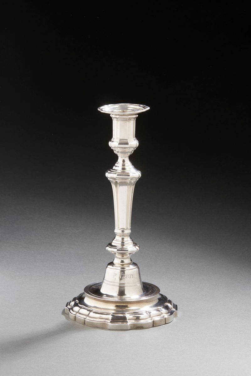 Null COMPIEGNE 1768 -
1778熔化的银质
烛台
和它的灯芯。它安放在一个多叶形的底座上，轴和拉钉上有两个结。碗的开始部分铸有几排细丝，脐部&hellip;