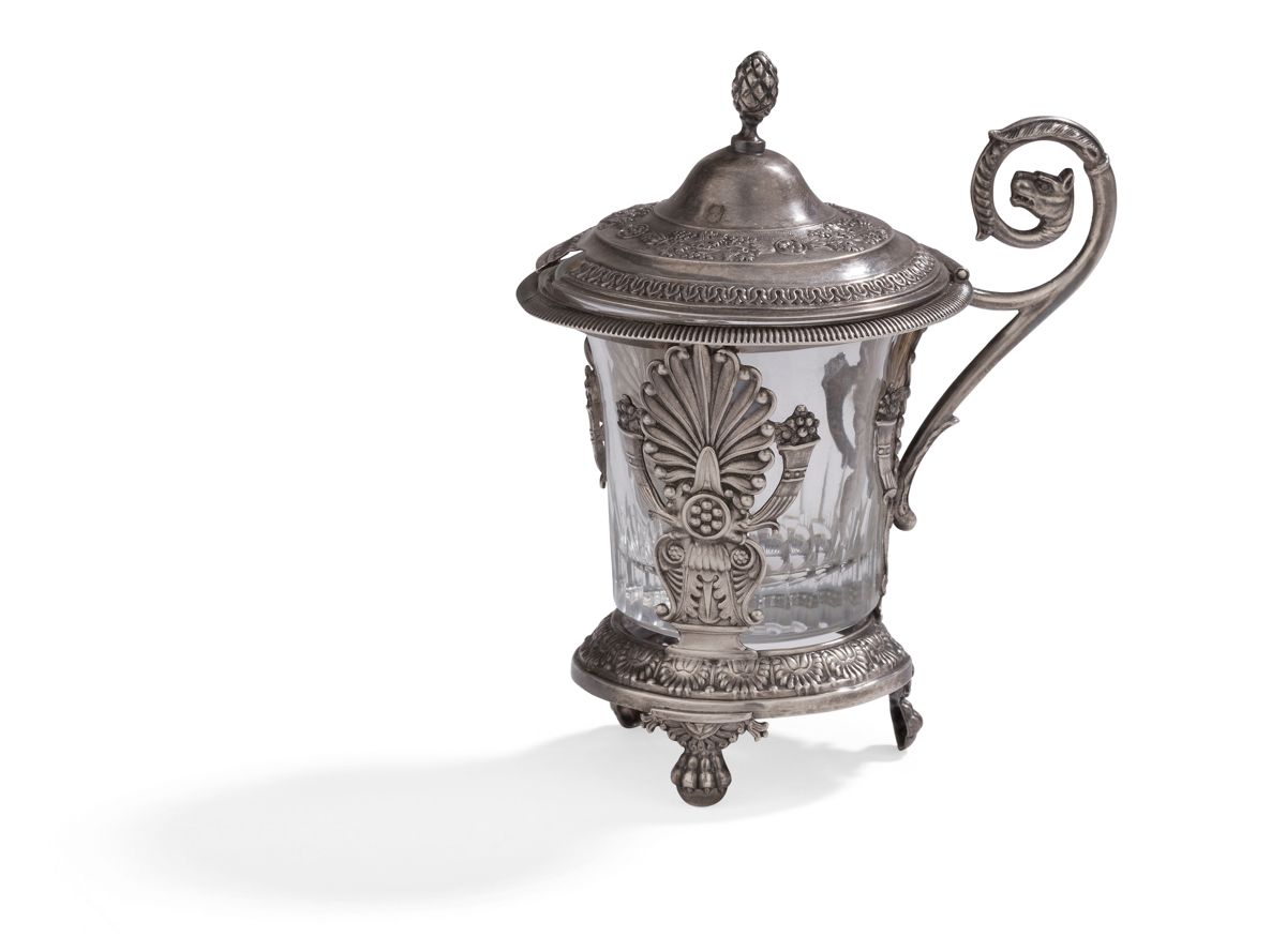 Null 巴黎 1819 -
1838银色压花圆形有盖
芥末罐
及其白色切割玻璃，有一个手柄。在三个爪脚上，装饰是镂空的玉米花和棕榈花。盖子的顶部是一个松果。
&hellip;