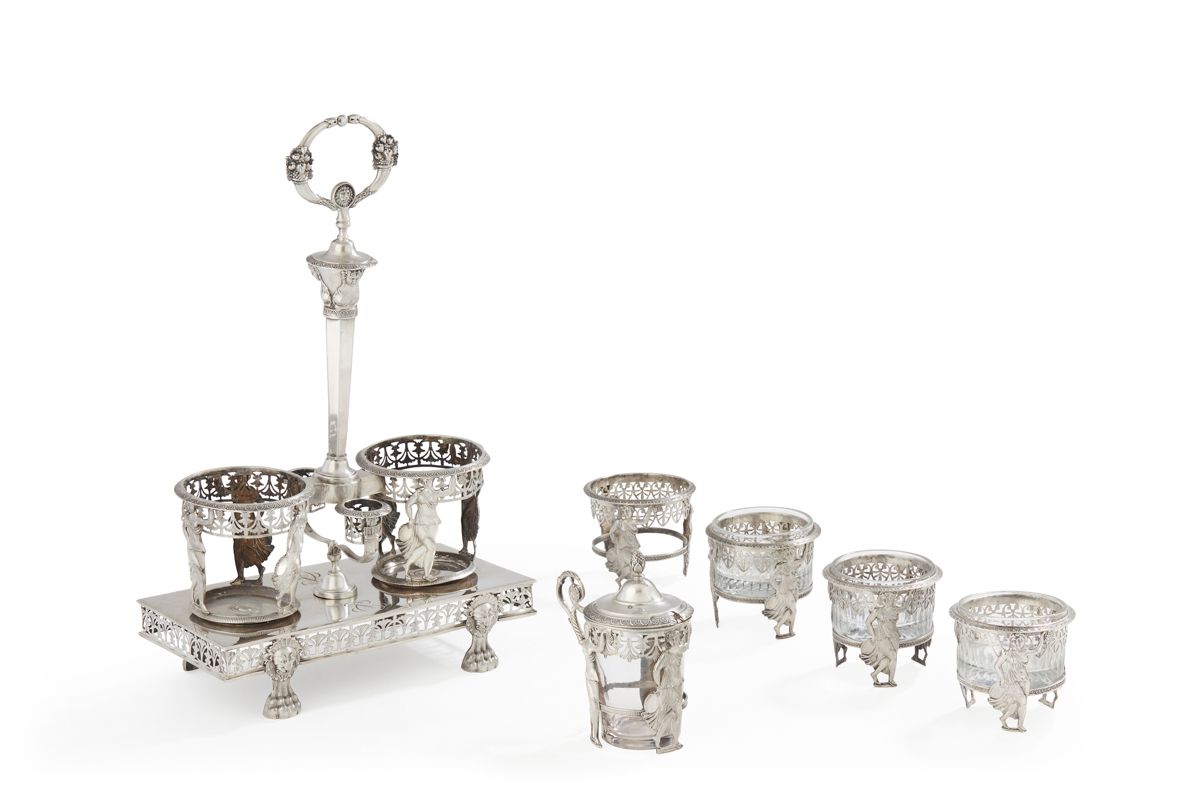 Null 巴黎1809 -
1818水晶银和玻璃调味品
套装
，包括四个独立的盐罐，一个有盖的芥末罐和一个油和醋
的容器。
这位银匠著名的反复出现的模型：弹手鼓&hellip;