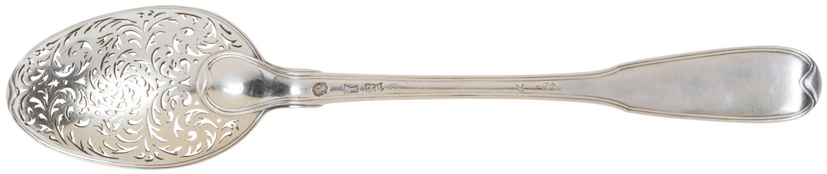Null ANGERS 约1754 -
1755 银质橄榄勺，锉刀型，柄上刻有B.R.图案，围绕着一个由郁金香组成的中央花环组织
。

金匠大师：皮埃尔二世HU&hellip;