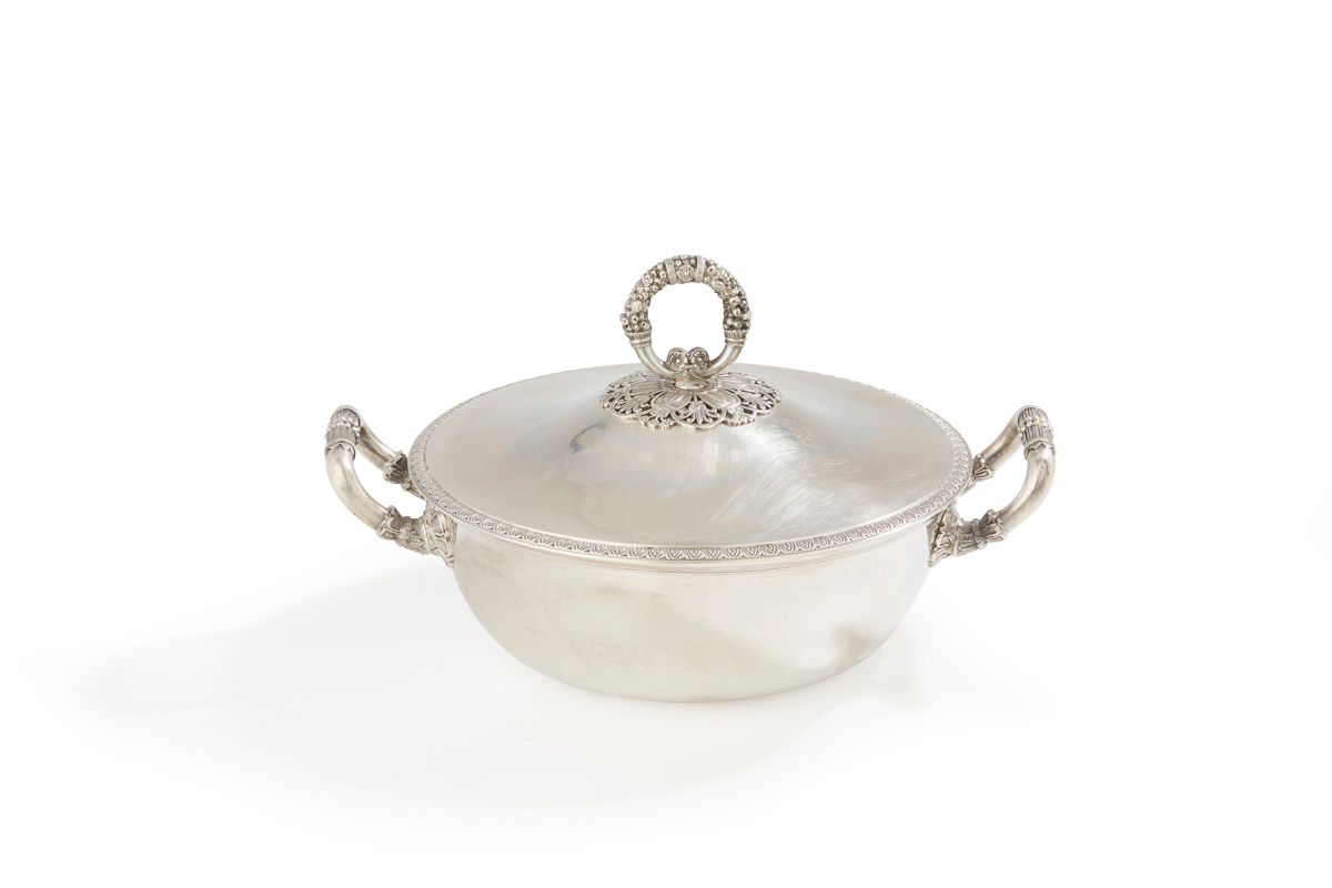 Null 巴黎 1819 -
1838修复时期的圆形银质盖壶
，有
两个把手，光滑的壶身，壶盖上模压有水叶装饰，无法拧开的把手在一个镂空的叶子平台上
。

老人&hellip;