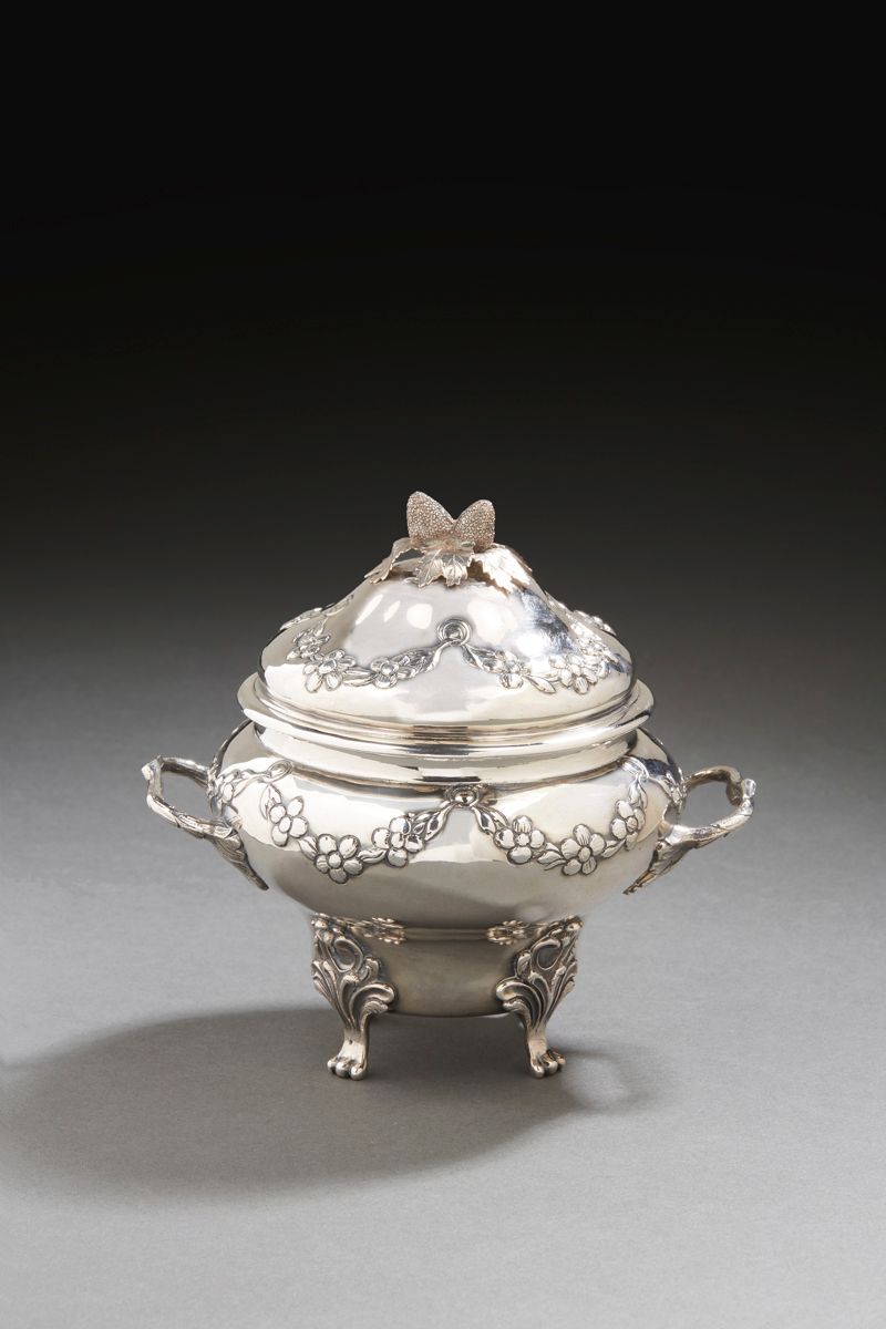 Null DRAGUIGNAN 1788 -
1789 银制糖
罐
，呈
柱状。
它的四只脚上有绳索附件，末端是爪子。盖子上的花环由环状物连接，是对花环的回忆。&hellip;