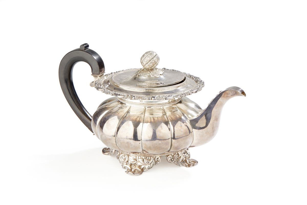 Null 里昂 1819 -
1838银
茶壶
，模型被称为 "côtes de melon"，在英国银器的形象中，瓜在回忆其露台上的frétel的叶片
。
车&hellip;