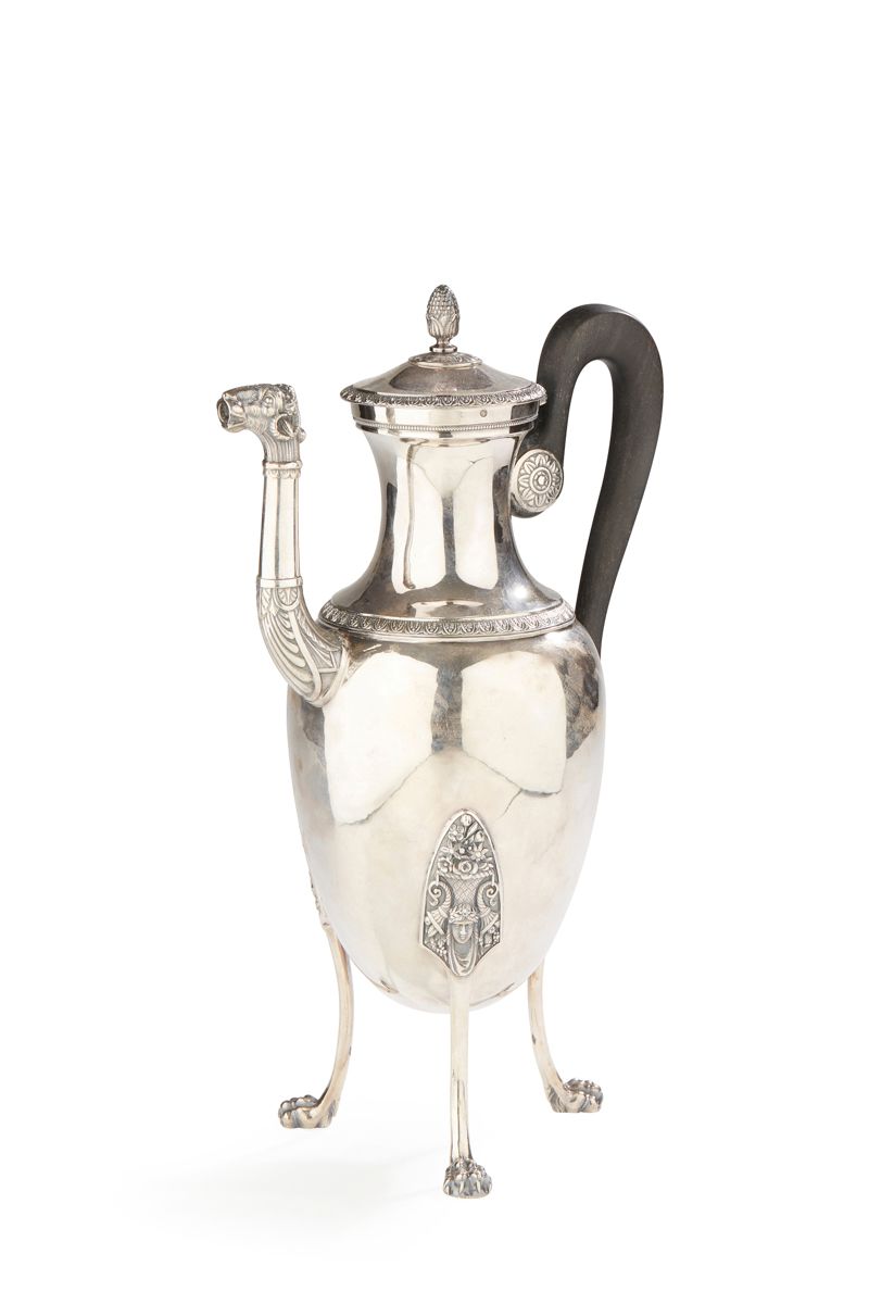 Null 巴黎1809 -
1819银制三脚架
咖啡壶
，它的爪脚和椭圆形的附件描绘了一个胜利，上面有一个花篮，上面有丰饶的角
。
壶嘴是一个公羊头，壶身顶部有&hellip;