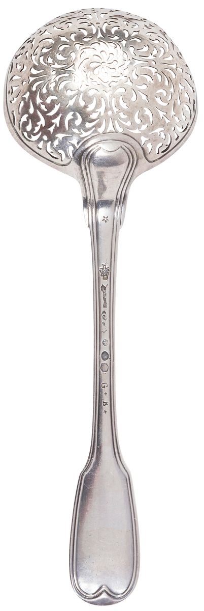 Null 巴黎 1780 -
1782银制糖
勺，
锉刀型，柄上有GB编号
。
勺子的图案是围绕着一个被郁金香包围的中央花环组织起来的。
印记：Repoinço&hellip;