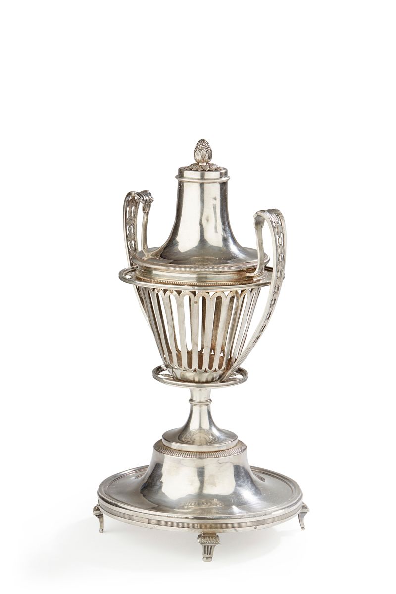 Null 巴黎 1798 -
1809 银质
烛台
，放置在一个圆形的四角形底座上，主体镂空，如同手柄镂空的落叶，盖子顶部是一个松果，在其叶子的平台上
。

标&hellip;
