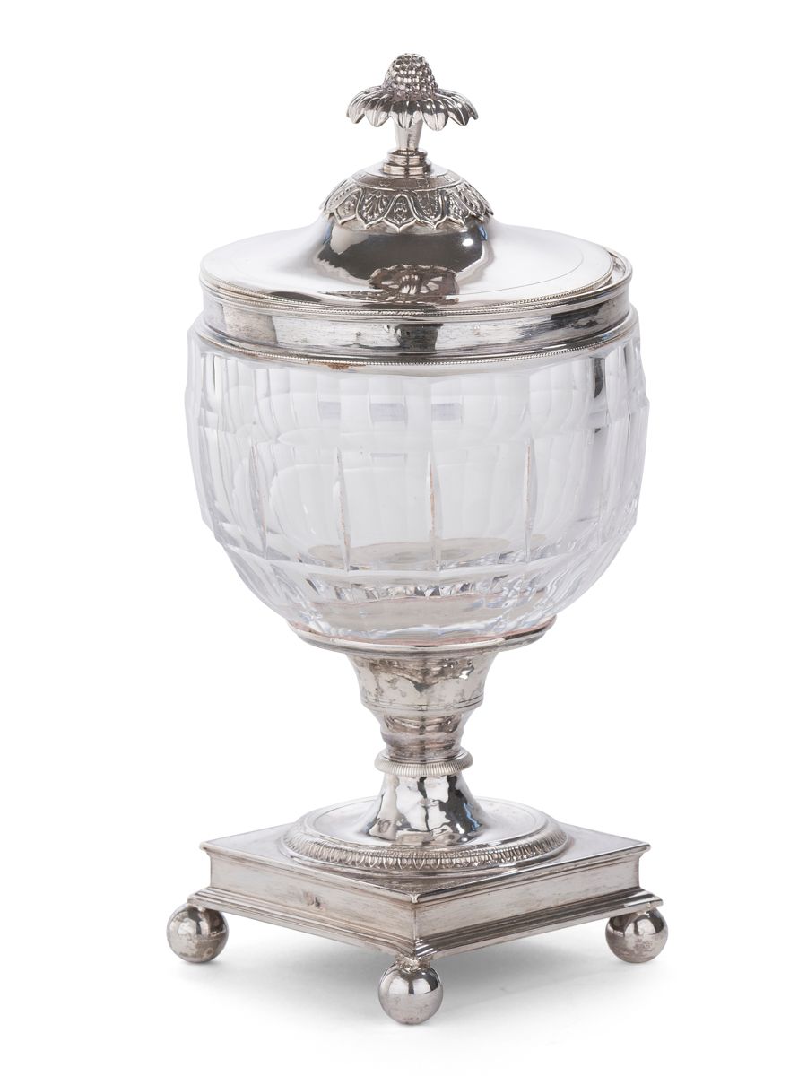 Null 巴黎 1819 - 1838一个
有盖的
糖碗
，有银和切割水晶的肋骨。方形的底座靠在四个球上，圆形的壶身开始被水叶的装饰所加强。壶身上部的盖子上有一&hellip;
