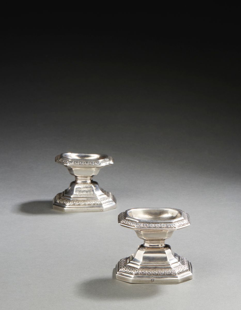 Null RENNES 1725 - 1726一对
银质盐瓶。罕见的法国模型，让人想起列日的 "diabolo "盐窖。它们安放在一个六边形的底座上，边上有切割&hellip;