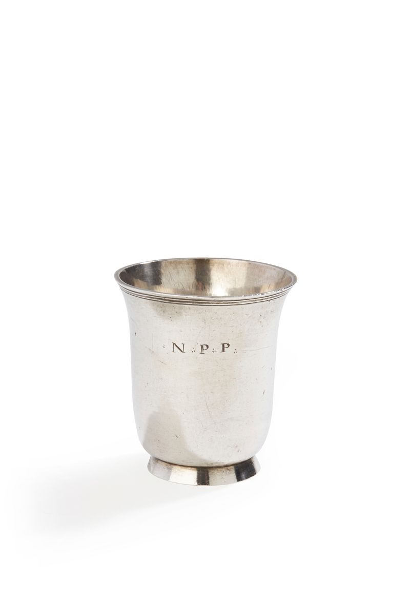 Null BREST
1746银
杯，
刻有N P P，放在一个喇叭形的框架上，边缘铸有三排细
丝。

金匠大师：Jean-Baptiste HELIES，17&hellip;