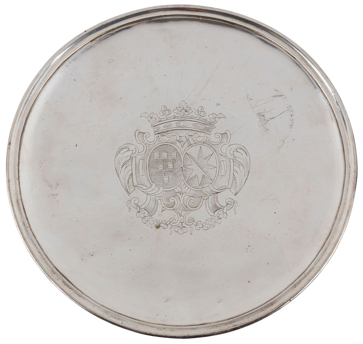 Null 法国
十八世纪银色金属圆形
展示架，
以前是镀金的，中间刻有联盟的纹章，上面有一个侯爵的皇冠
。

直径：27.5厘米