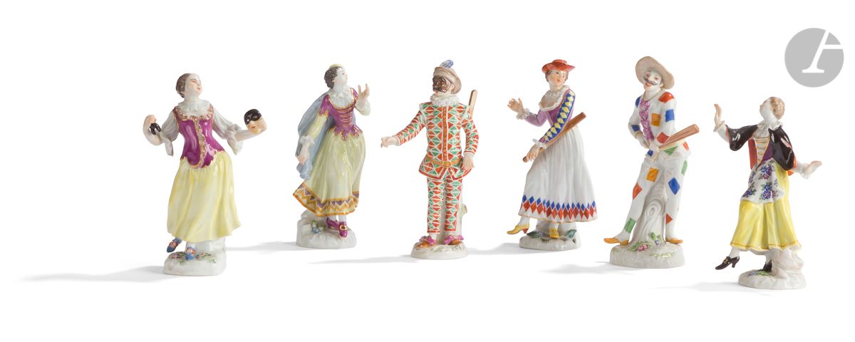 Null 迈森六个
多色装饰的瓷器雕像，来自喜剧艺术系列，代表科隆宾、巴拉里娜、哈勒奎因
。

20世纪。
高：15厘米至12.5厘米修复
哈勒普棍。
