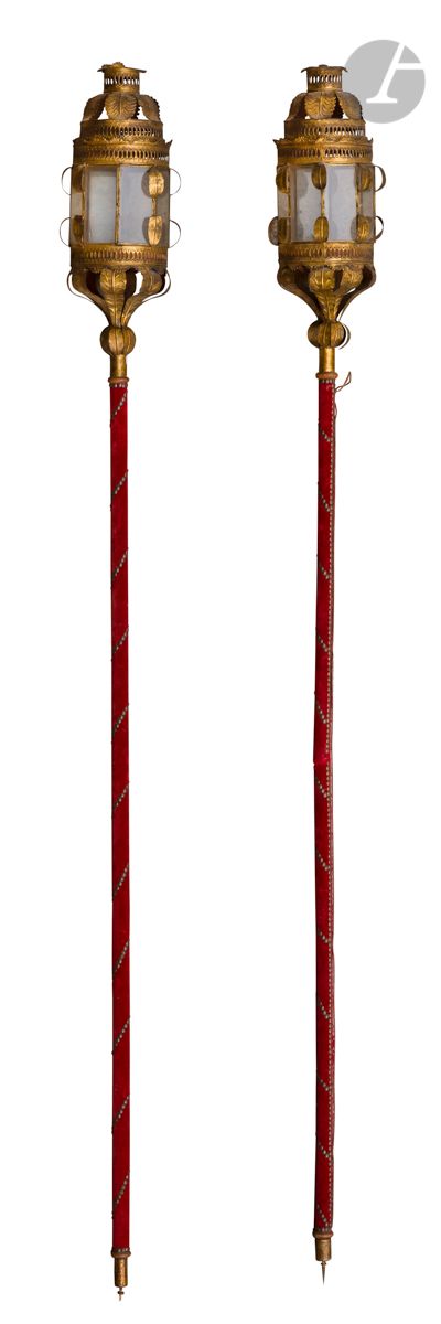 Null 两个镀金和压花金属板的游行灯笼，圆形，有镂空的风格化的叶子装饰；杆子上有红色的天鹅绒护套（后来带回来的）；（事故和修复）。
威尼斯，18世纪末。
高（&hellip;