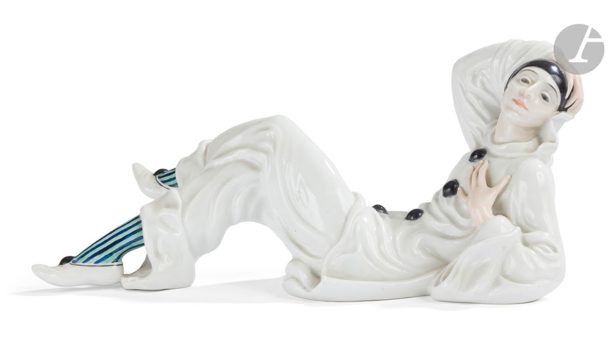 Null RosenthalFigura
di un Pierrot reclinato in porcellana.
XX secolo.
L. 33 cm