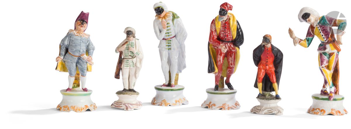 Null 意大利六个陶制
雕像，表现喜剧人物站在圆形梯田上，上面有罗盖尔装饰，有多色装饰
。

20世纪。
高：19厘米至14厘米，
潘多拉的头部断裂并被粘回。