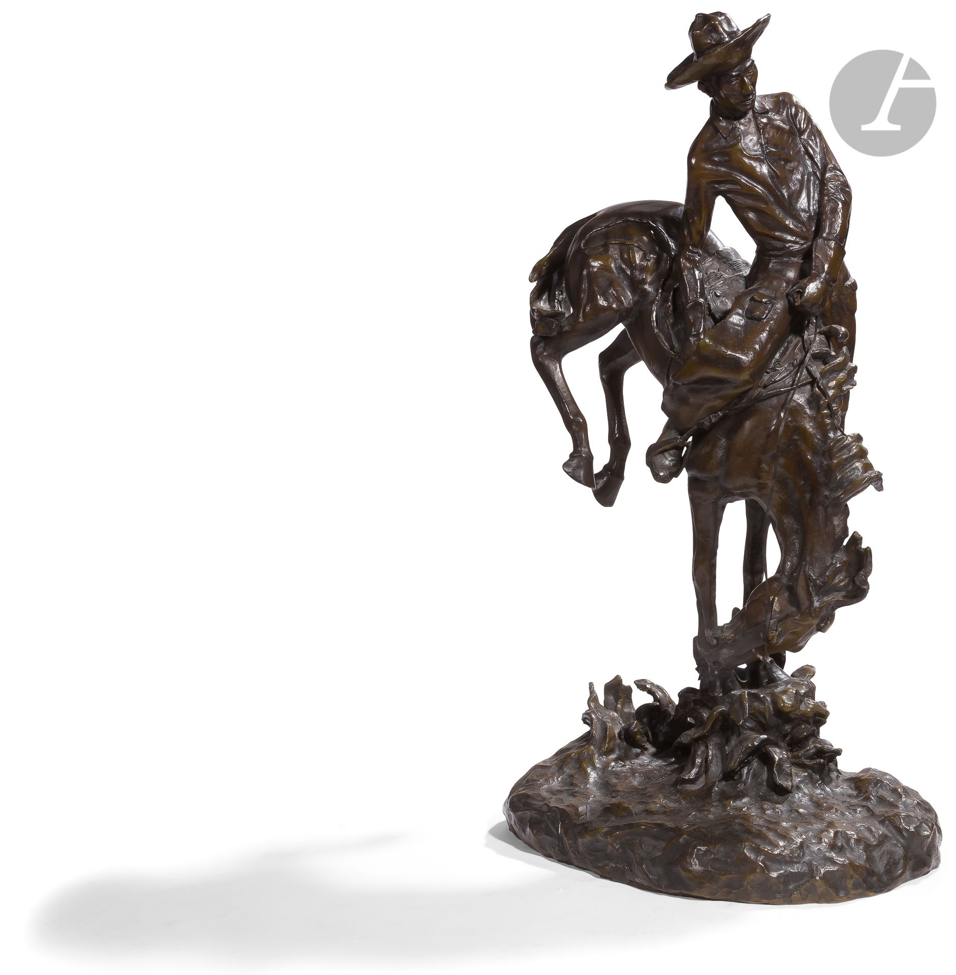 Null Fréderic REMINGTON，后。
"骑马的牛仔 "
大型青铜主题标在露台上。
高度：82厘米 - 长度：72厘米B
.E.重新发行。