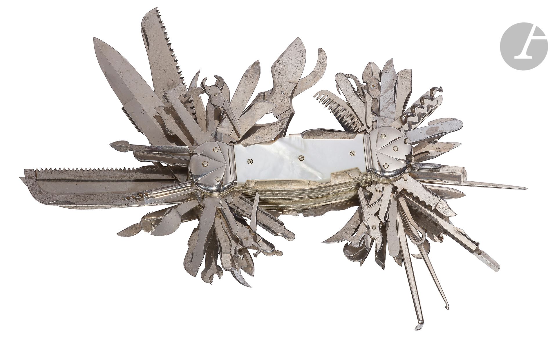 Null 卓越而罕见的 "瑞士军刀 "收刀，具有多功能。
棱形板上有珍珠母嵌件和六个固定螺丝。
抛光钢的安装，装饰有线条。
它由100种仪器和工具组成。
三十多&hellip;