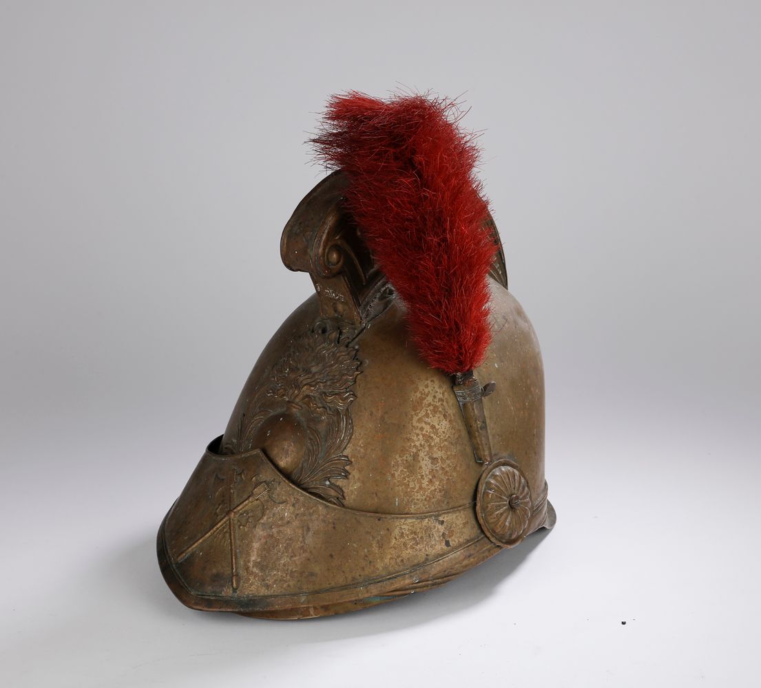 Null 1855型消防员头盔，有徽章。
炸弹，徽章，带斧头的移动面罩。玫瑰花和带黄铜手榴弹的盘子。猩红的羽翼。
原样（缺少下巴带和内帽）。