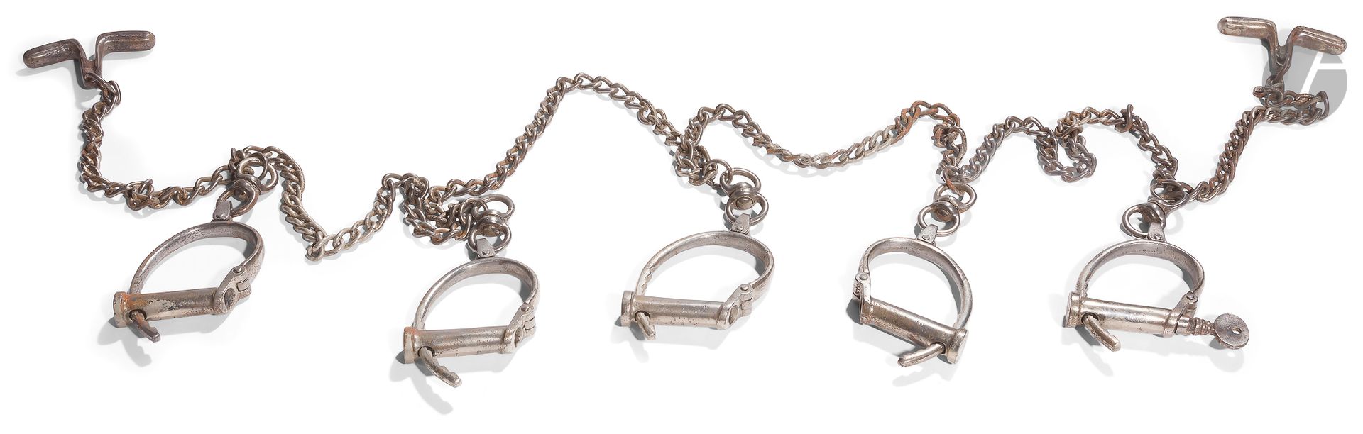 Null 用于转移囚犯的手铐
长链，两端有两个铁架，装有五个螺旋钥匙手铐，每隔43厘米一组。
总长度：224厘米B
.E. 20世纪。