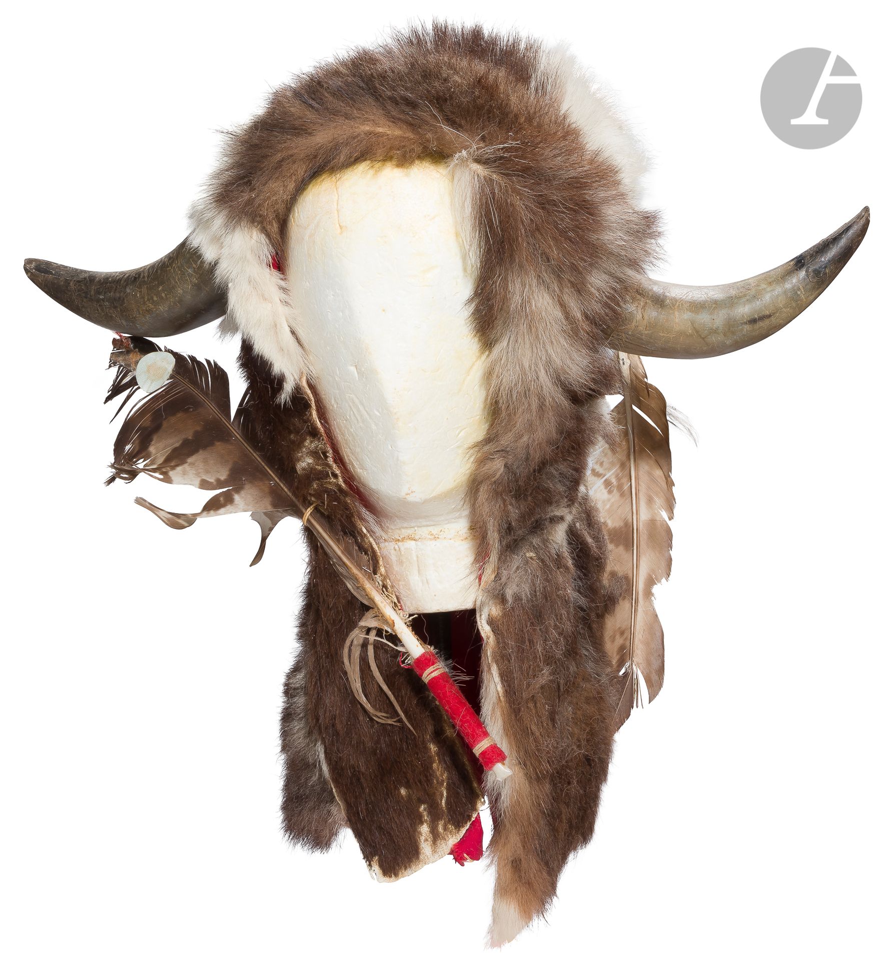 Null 印第安风格的 "水牛 "头饰和手套。
毛皮，带角和羽毛的头饰。
20世纪。