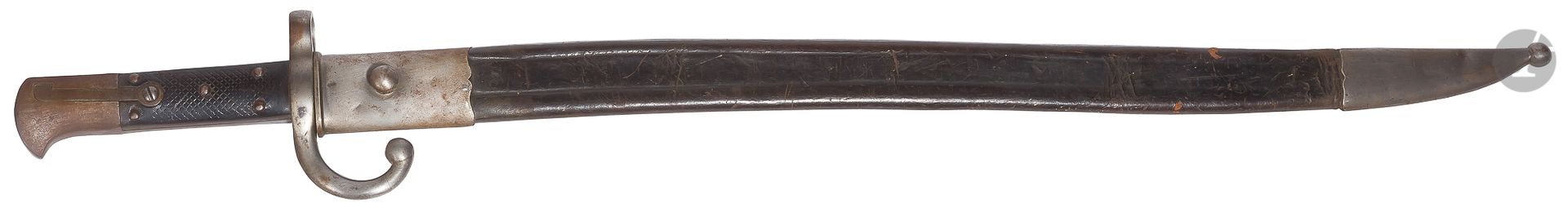 Null 美国制造的1874型土耳其刺刀，用于皮博迪马蒂尼步枪。
带皮板的手柄。铁架子。刀片yatagan。皮革和金属刀鞘。
长度：72厘米
。