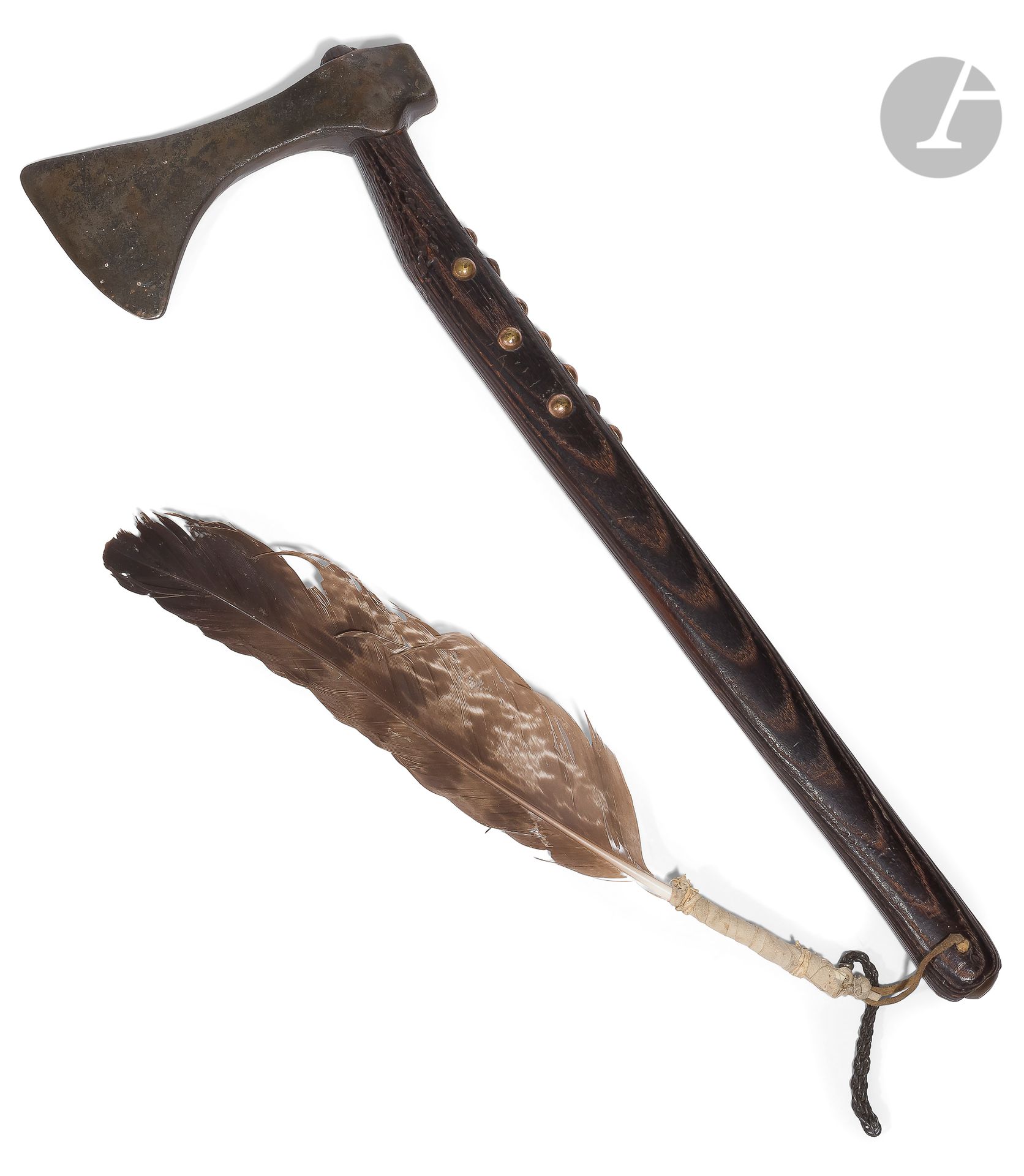 Null 锻铁战斧型斧头，锤
背，安装在装饰木上，饰有铜钉，底部有一根悬挂的羽毛，由绑绳维持
。

长：53厘米-铁：19,5 x 9,5厘米公元
20世纪。