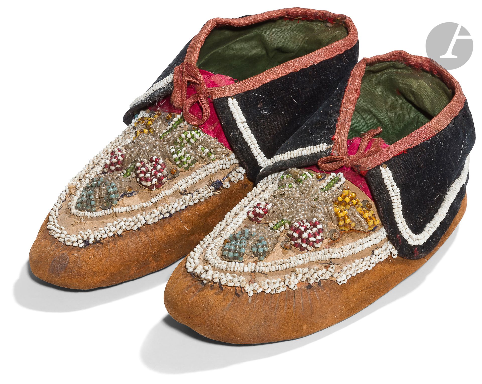 Null 一对平原印第安人的软皮鞋。
由皮肤制成，顶部装饰有多色的珠子花束。
B.E. 20世纪。
