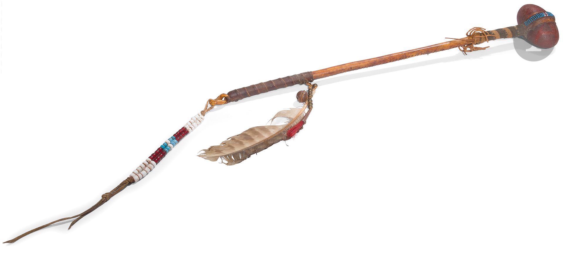 Null 平原印第安人的头带。
由一块涂有红色的椭圆形石头组成，用珠子的皮革绑住，放在一个覆盖着皮肤的手柄上，用织物、玻璃珠和黄铜装饰着羽毛。
长度：61厘米B&hellip;