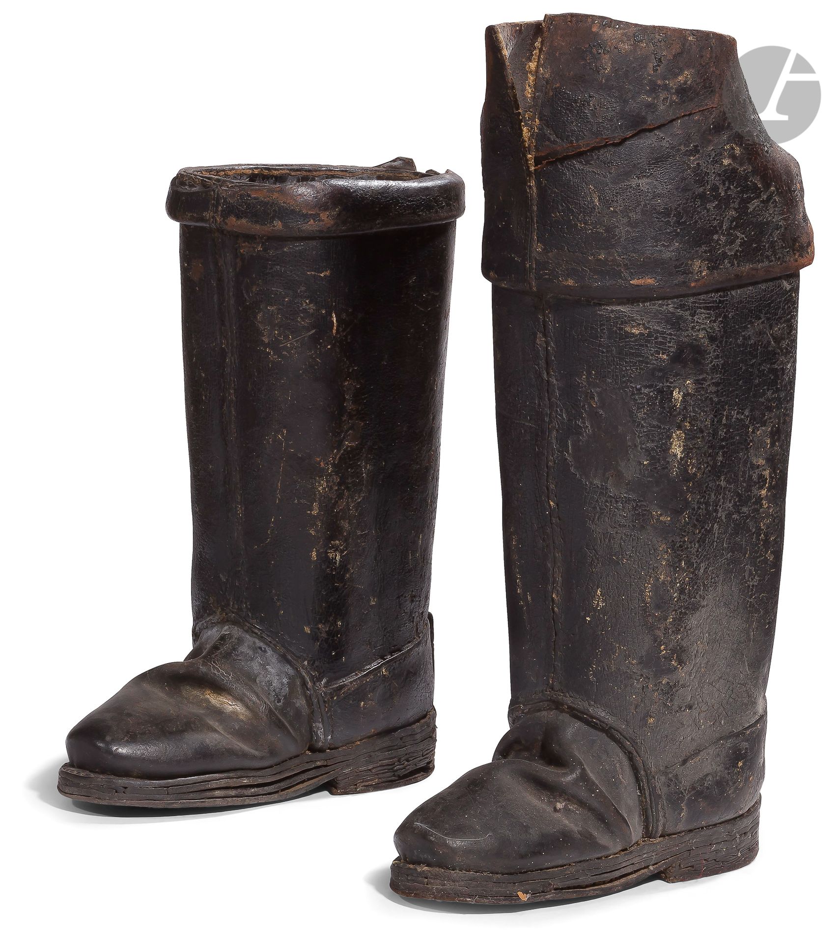 Null 一双postilion靴子。
采用黑色皮革，高脚踝。有一对木棍，分三部分。
(缺少一个轴的上半部分）。)
高度：54和44厘米
18世纪末，19
世纪&hellip;