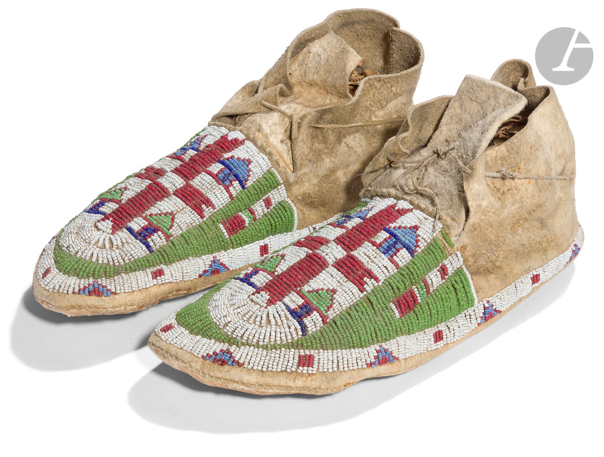 Null 一对平原印第安人的软皮鞋。
由天然皮肤制成，用多色珠子很好地装饰。
来自Hidatsas的一个部落（密苏里河上游的部落），被称为 "大肚子 "
A.B&hellip;