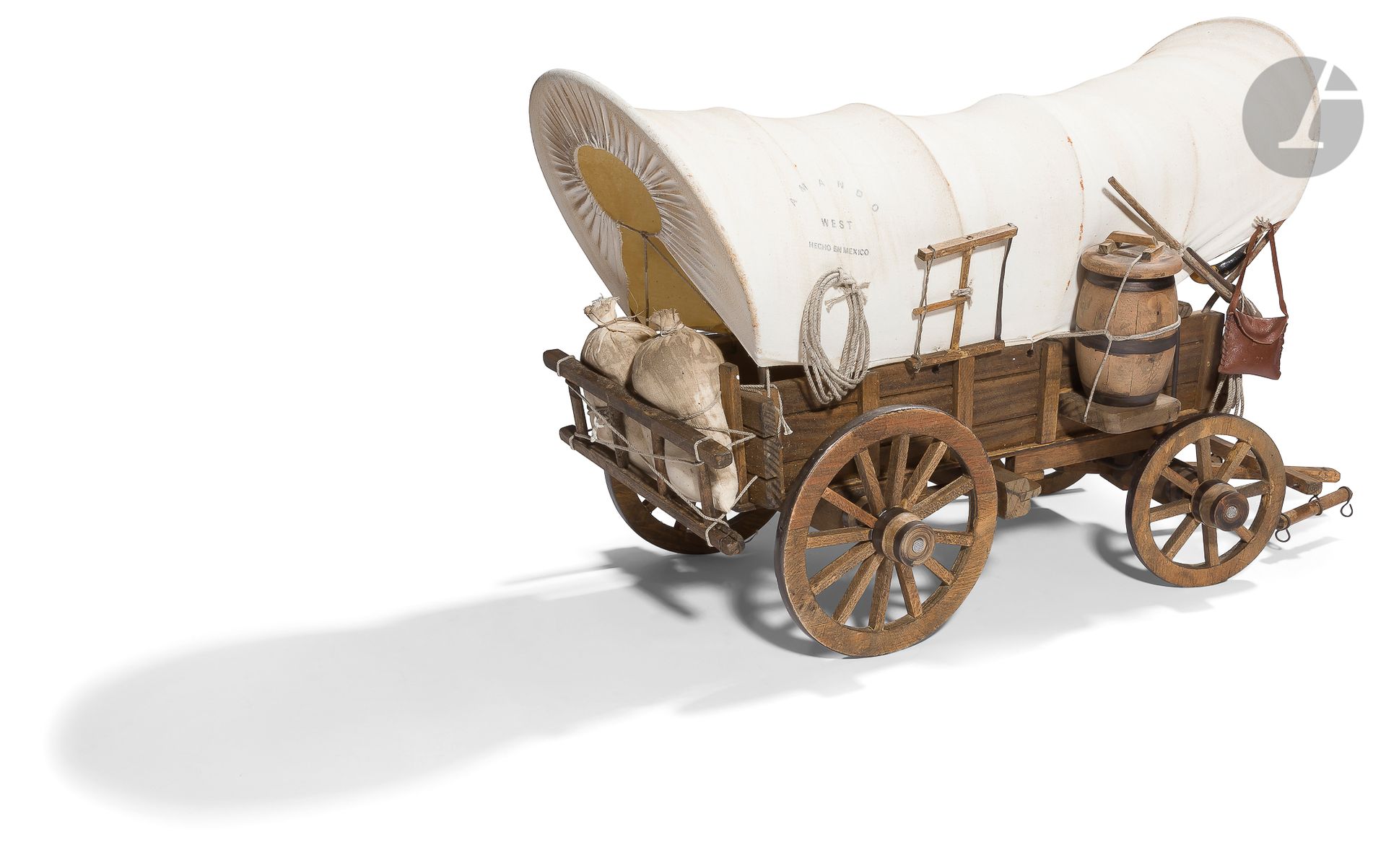 Null 西方的马车。
木制模型，有四个轮子，用帆布覆盖。
饰有一个桶和设备，套索，锯子，铁锹。
高：38厘米-长：50厘米公元
二十世纪



。