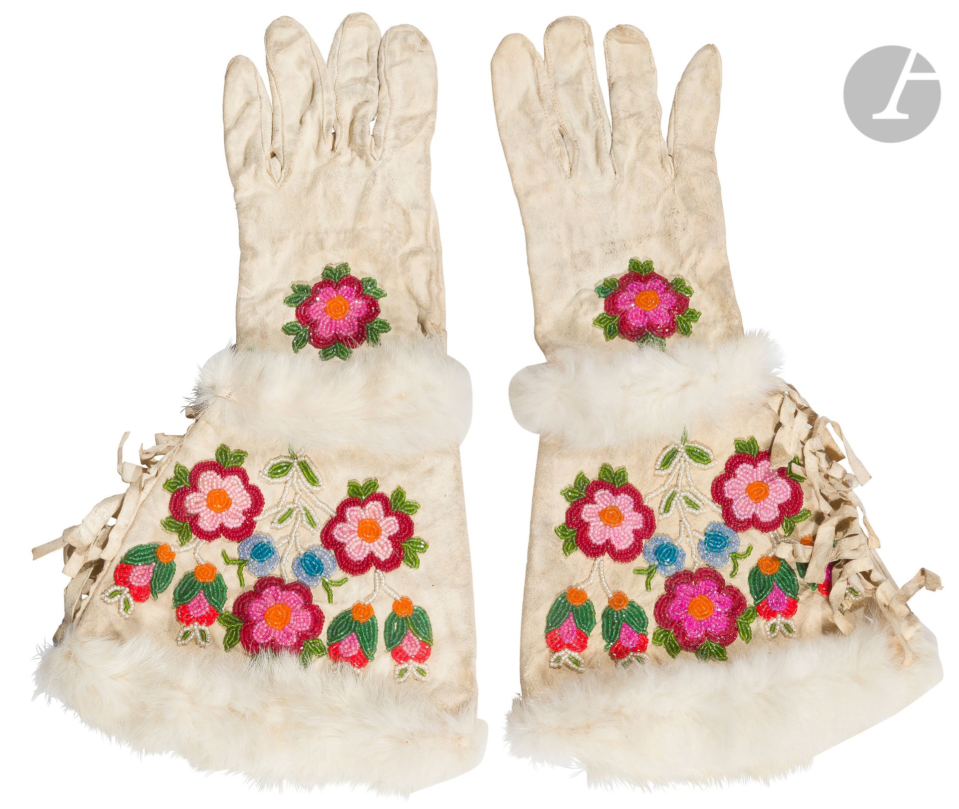Null 一对克里族印第安人的手套。
穿着白色的皮肤，用五色珠子的花束和花朵装饰，边上有白色的毛皮。
B.E. 20世纪。

克里族生活在加拿大和美国，位于落基&hellip;