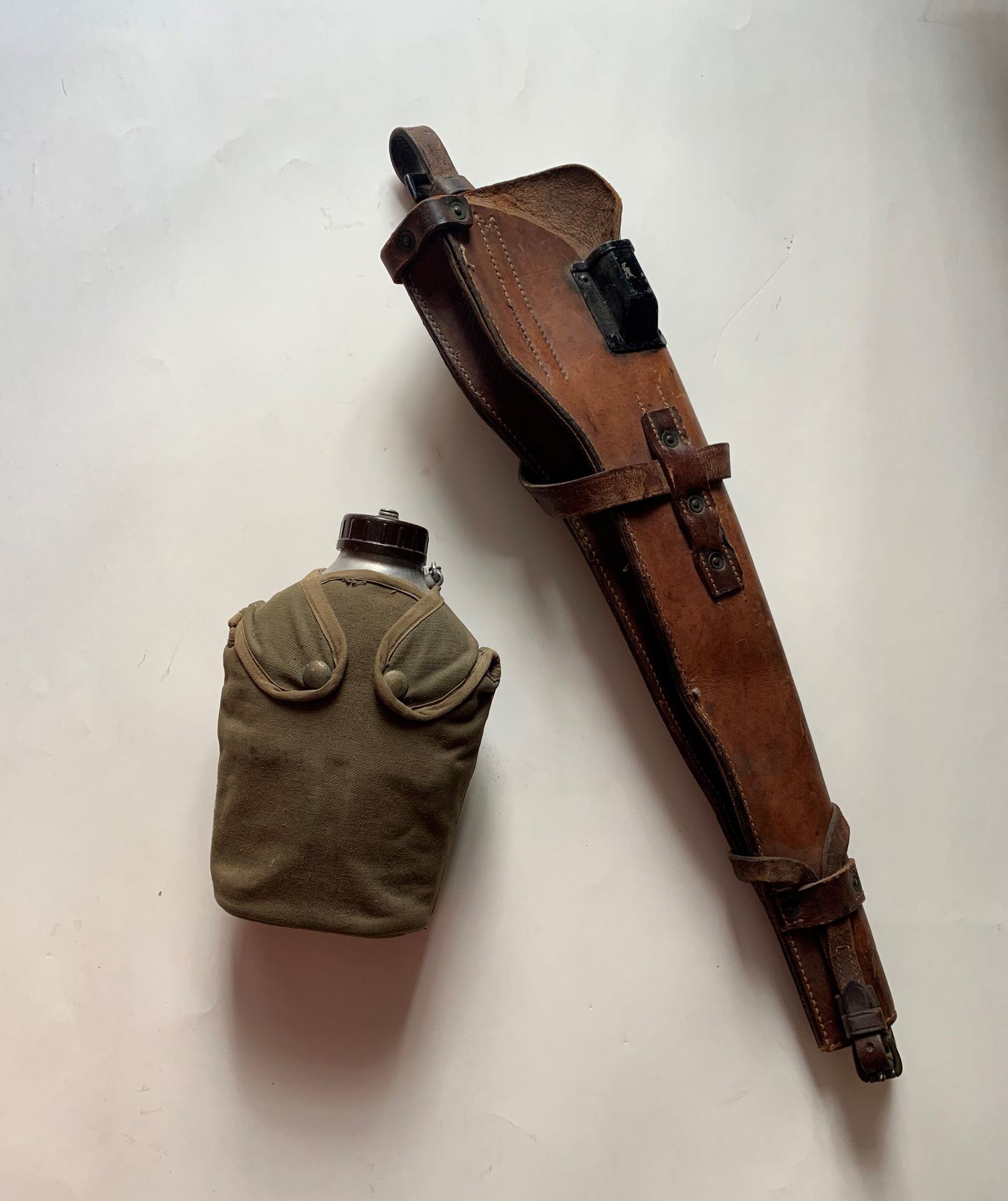 Null 美国M1步枪的棕色皮套。
有带子和扣环。
标有 "US FROEHLICH Co 1943 "
B.E. 2nd GM
。
 
附有一个烧瓶。