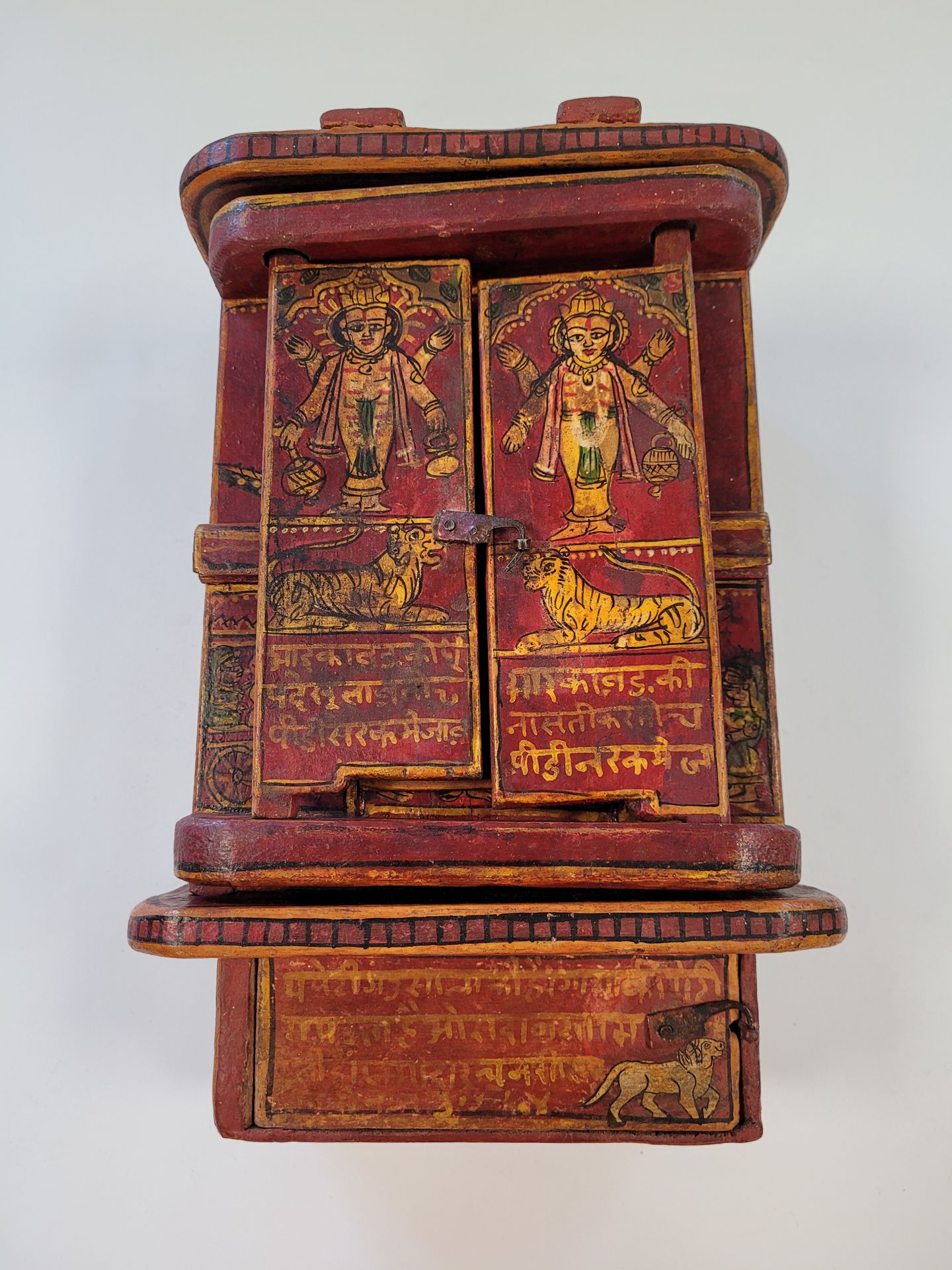 Null Autel portatif de divinités hindoues, en bois peint, Inde de l’Est, Orissa
&hellip;