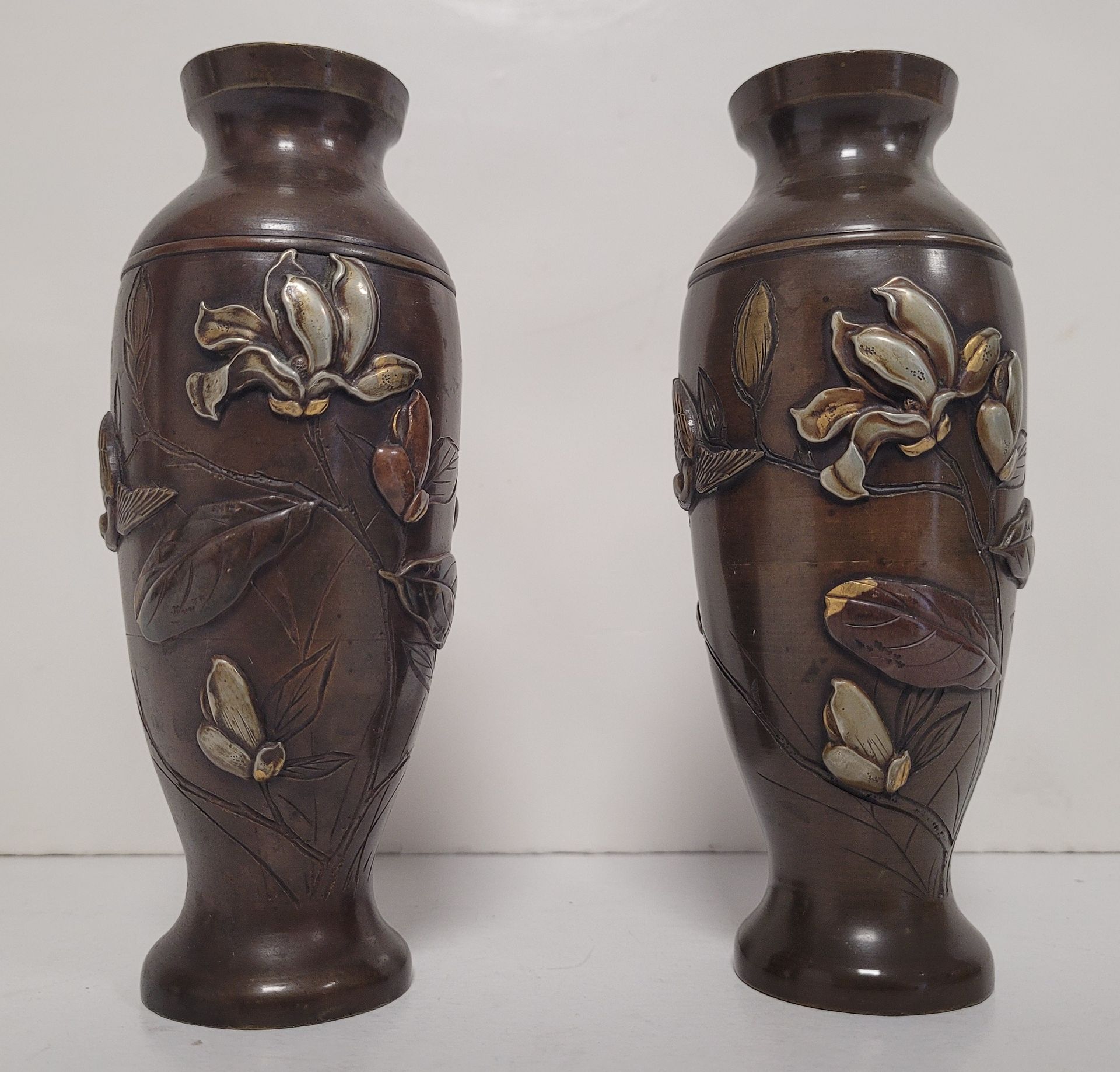 Null 一对小的青铜柱形花瓶，日本，20
世纪
初，
浮雕花枝和鸟
。
 
高度：15
厘米
颈部
轻度畸形的一个。