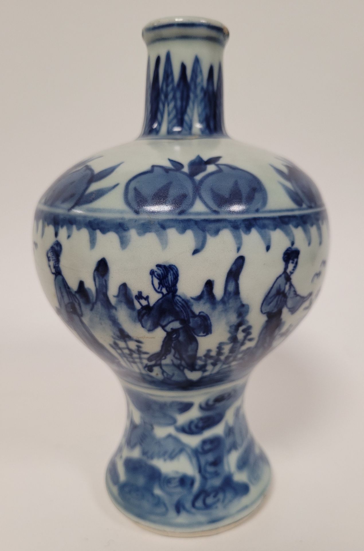 Null 
青花瓷
小花瓶，中国，19世纪
青花装饰的西式人物门楣，顶部是桃子门楣
。
脚上饰有蝙蝠。在底座下做标记。
高度：18厘米脖子上有一个小的
珐琅跳。