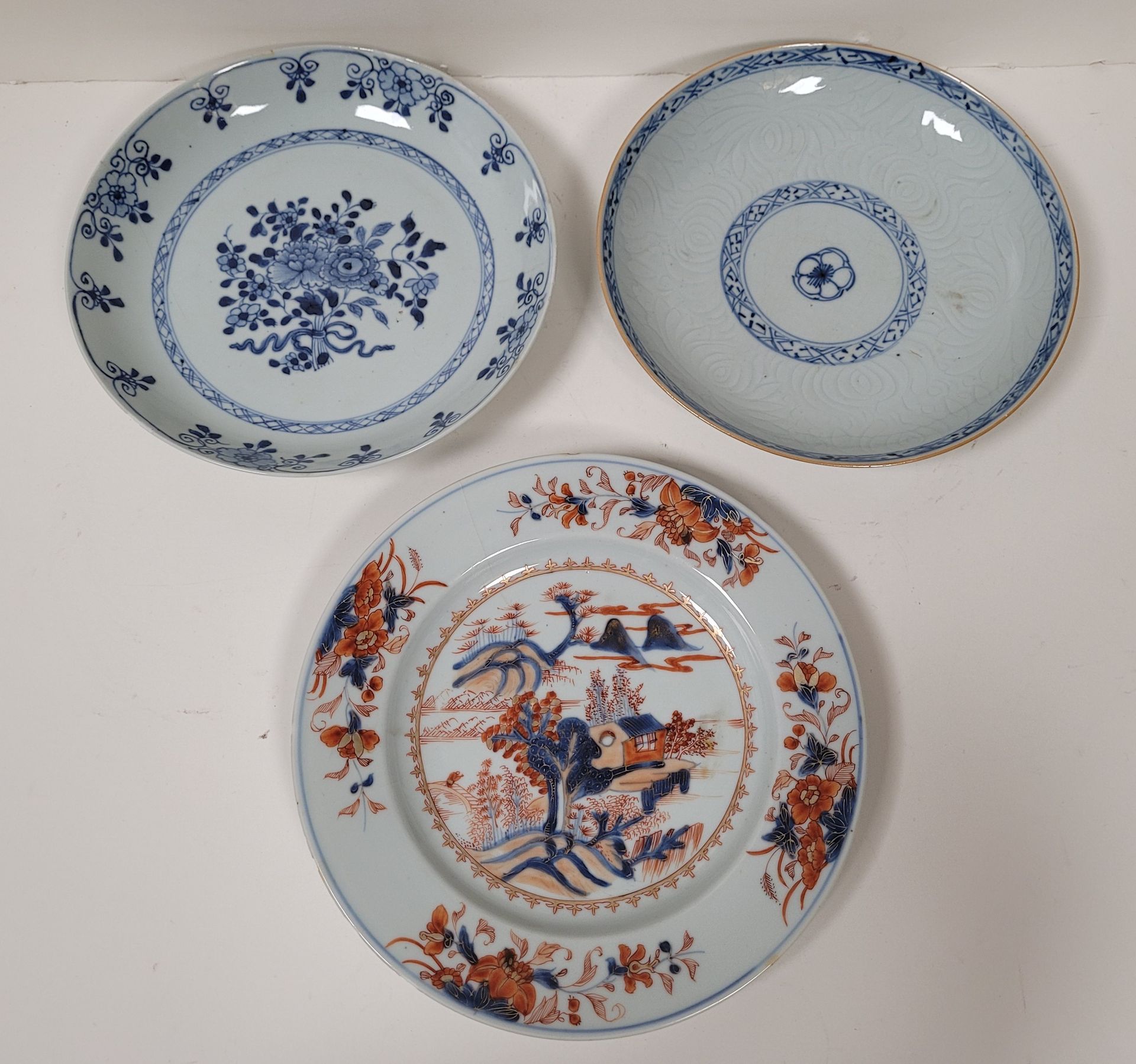 Null Deux assiettes en porcelaine à décor bleu blanc, Compagnie des Indes, XVIII&hellip;