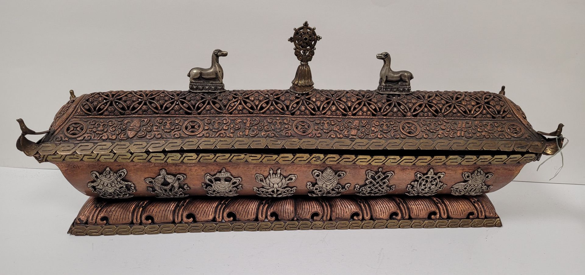 Null 镂空铜质香炉，尼泊尔，20世纪大型
长方形镂空铜质和黄铜盒，上面刻有佛教符号
。

长55×宽15×高24厘米