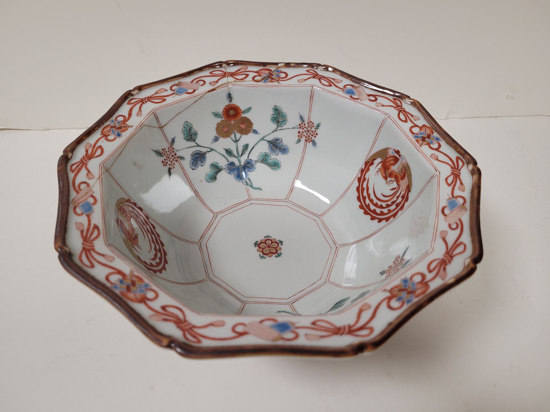 Null Cuenco de porcelana de forma decagonal con decoración Kakiemon de caballos,&hellip;
